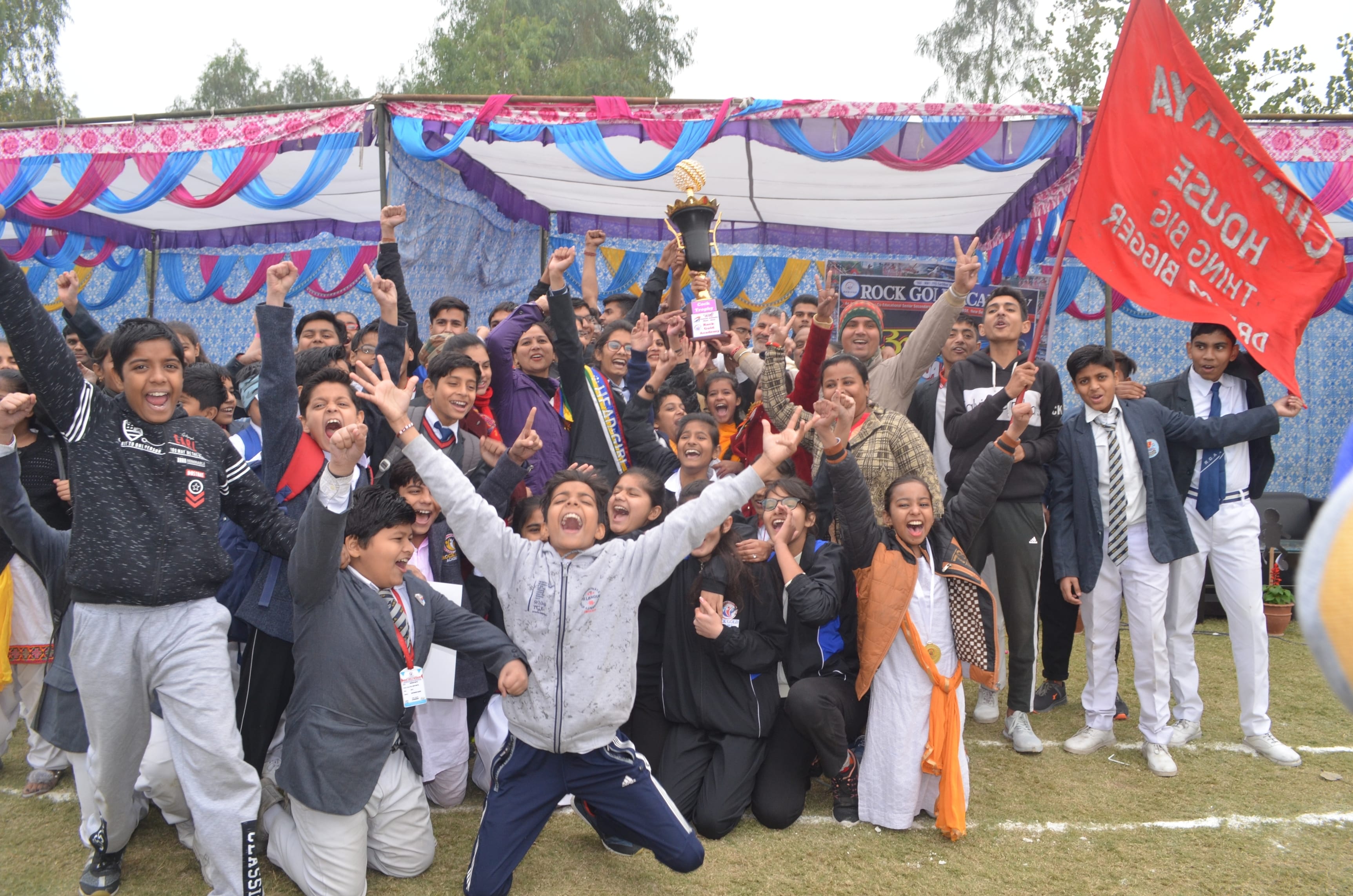 शामली रॉक गोल्ड एकेडमी आयोजित खेल कूद  प्रतियोगिता  के समापन पर ट्रॉफी लेकर खुशी मनाते छात्र