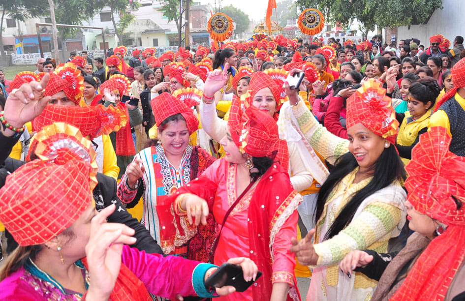 लेबर कॉलोनी साईं परिवार द्वारा निकाली गई साईं पालकी के दौरान नाचते श्रद्धालु। लेबर कॉलोनी साईं परिवार द्वारा निकाली गई साईं पालकी के दौरान नाचते श्रद्धालु।