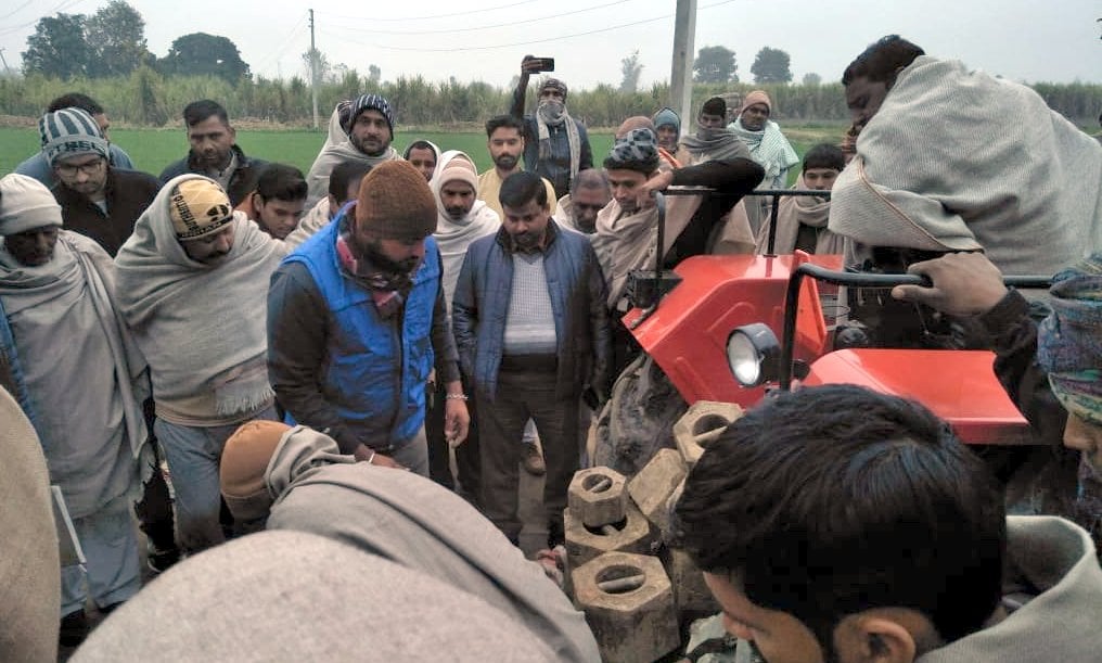 झिंझाना ऊन तहसील में गन्ना घटतौली को लेकर हंगामा करते किसान