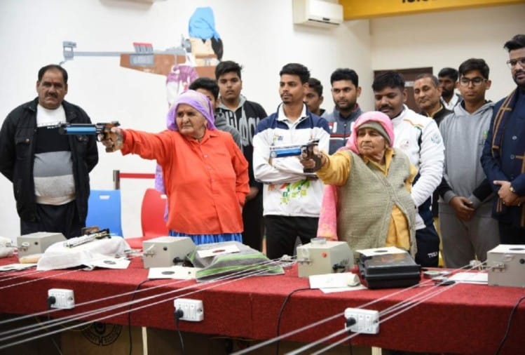 80 की उम्र में भी 'शूटिंग दादी' के हौसले नहीं हुए कम, देखकर फैन हुए युवा शूटिंग सिस्टर