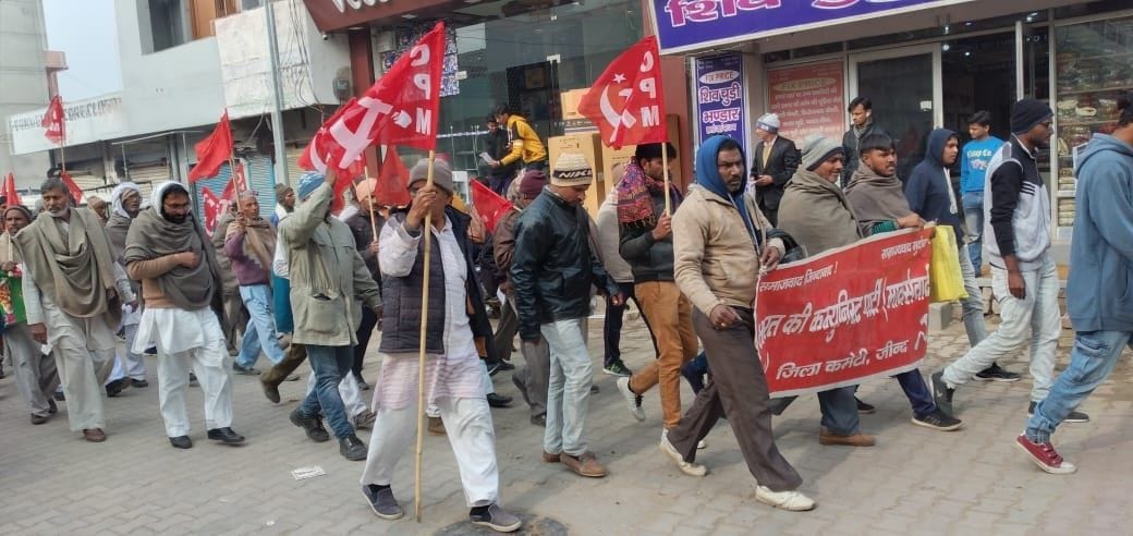 शहर में प्रदर्शन करते वामपंथी पार्टियों के कार्यकर्ता। शहर में प्रदर्शन करते वामपंथी पार्टियों के कार्यकर्ता।