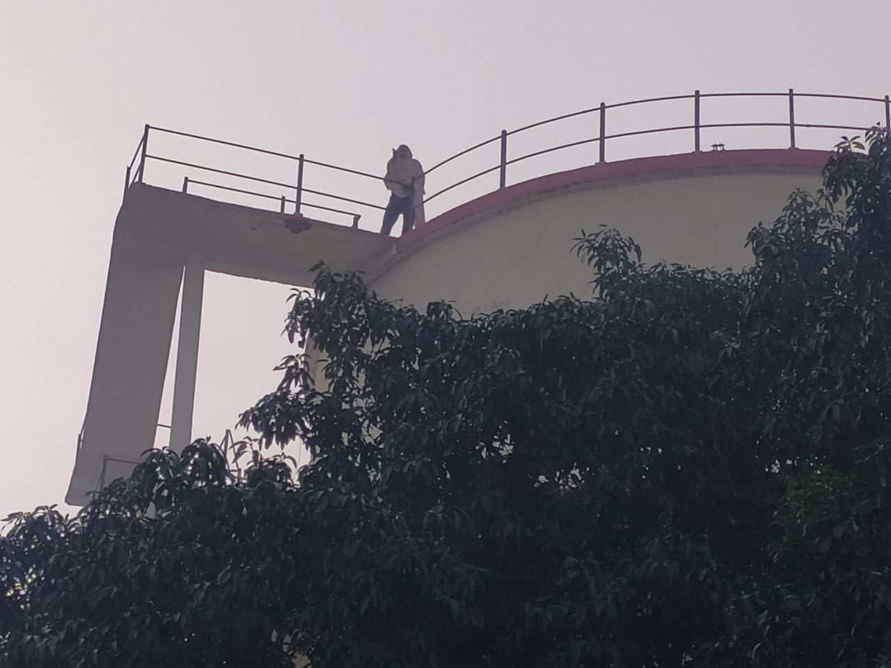 नकुड़ में पानी की टंकी पर चढ़ा युवक नकुड़ में पानी की टंकी पर चढ़ा युवक