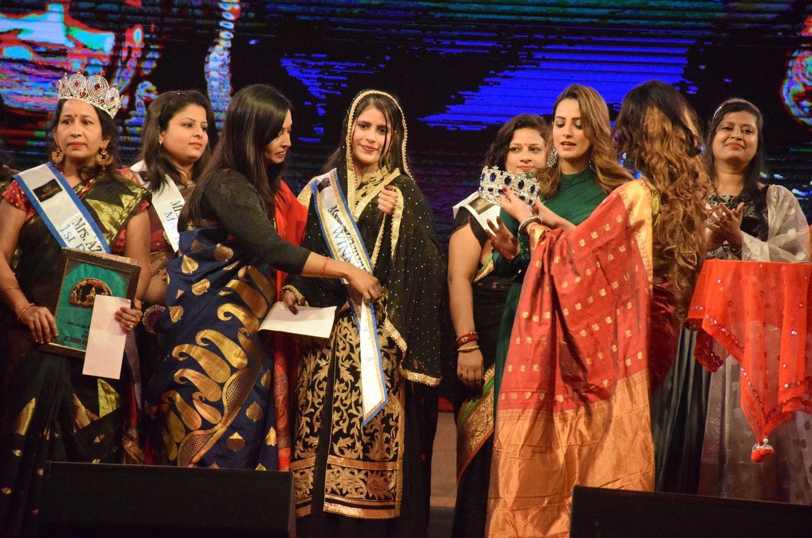 आजमगढ़ महोत्सव में मिसेज आजमगढ़ के प्रतियोभागियों को सम्मानित करते अतिथि।