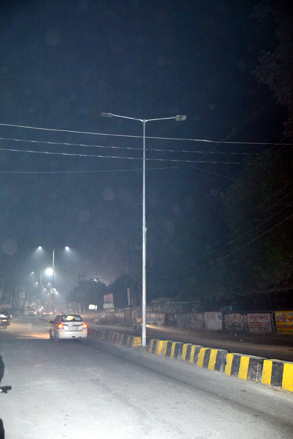 नगर में आर्य समाज रोड पर बंद पड़ी स्ट्रीट लाईट। नगर में आर्य समाज रोड पर बंद पड़ी स्ट्रीट लाईट।