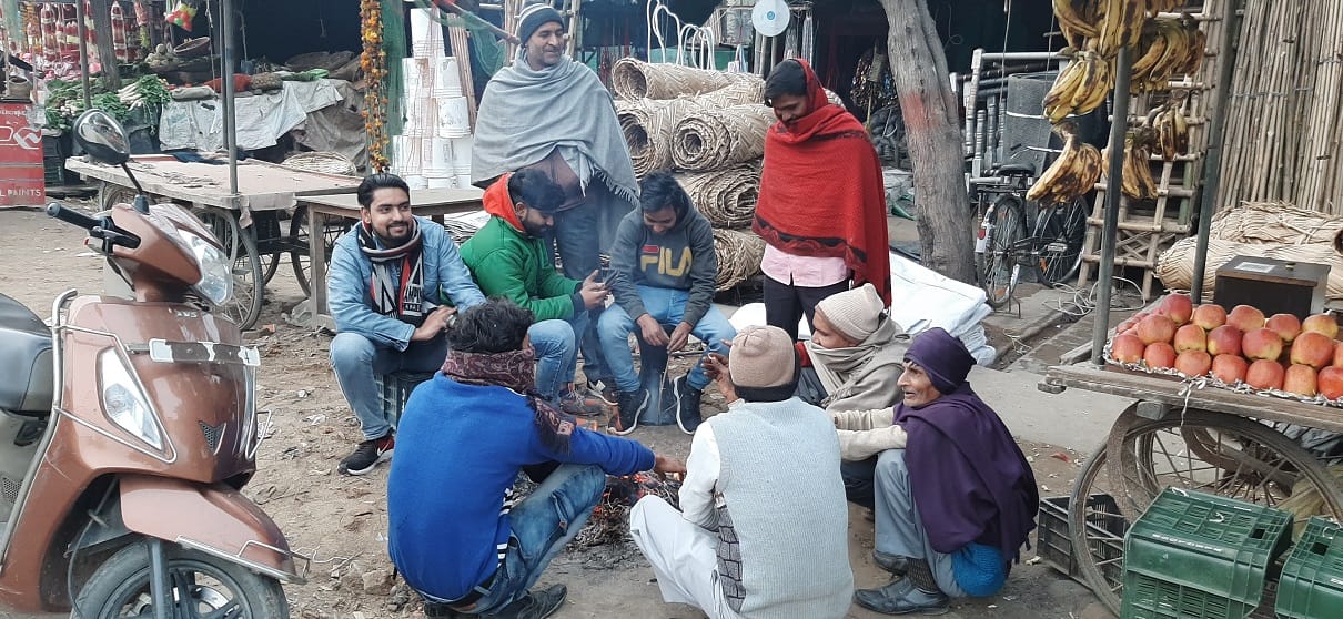 बड़गांव में आग तापते ग्रामीण बड़गांव में आग तापते ग्रामीण