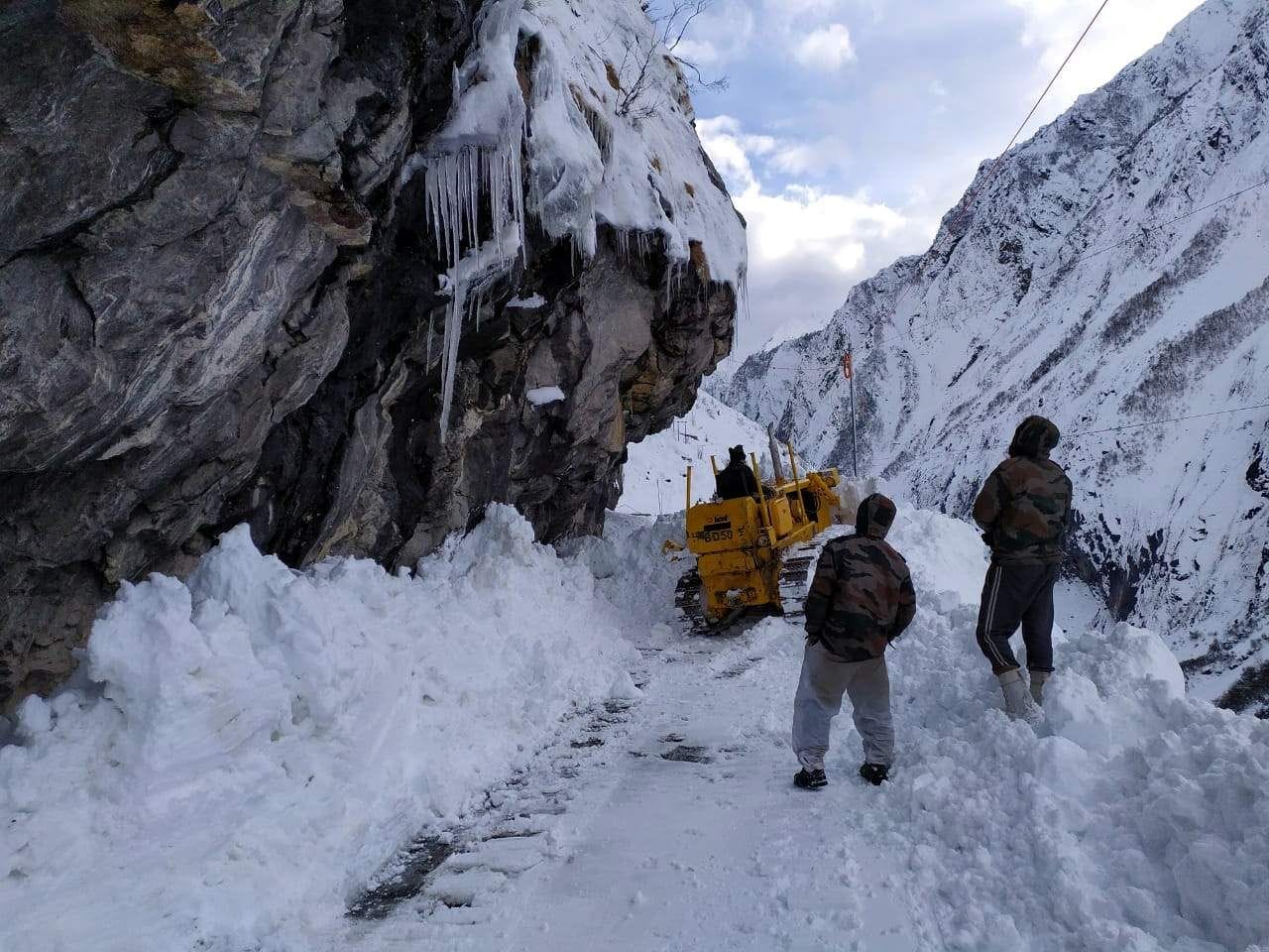 बदरीनाथ हाईवे पर हनुमान चट्टी से आगे मार्ग से बर्फ हटाती बीआरओ की जेसीबी। बदरीनाथ हाईवे पर हनुमान चट्टी से आगे मार्ग से बर्फ हटाती बीआरओ की जेसीबी।