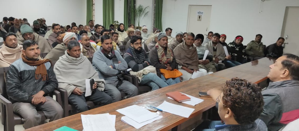 बेहट तहसील सभागार में राशन डीलरों को नागरिकता संसोधन विधयेक की जानकारी देते एसडीएम देवेंद्र पां