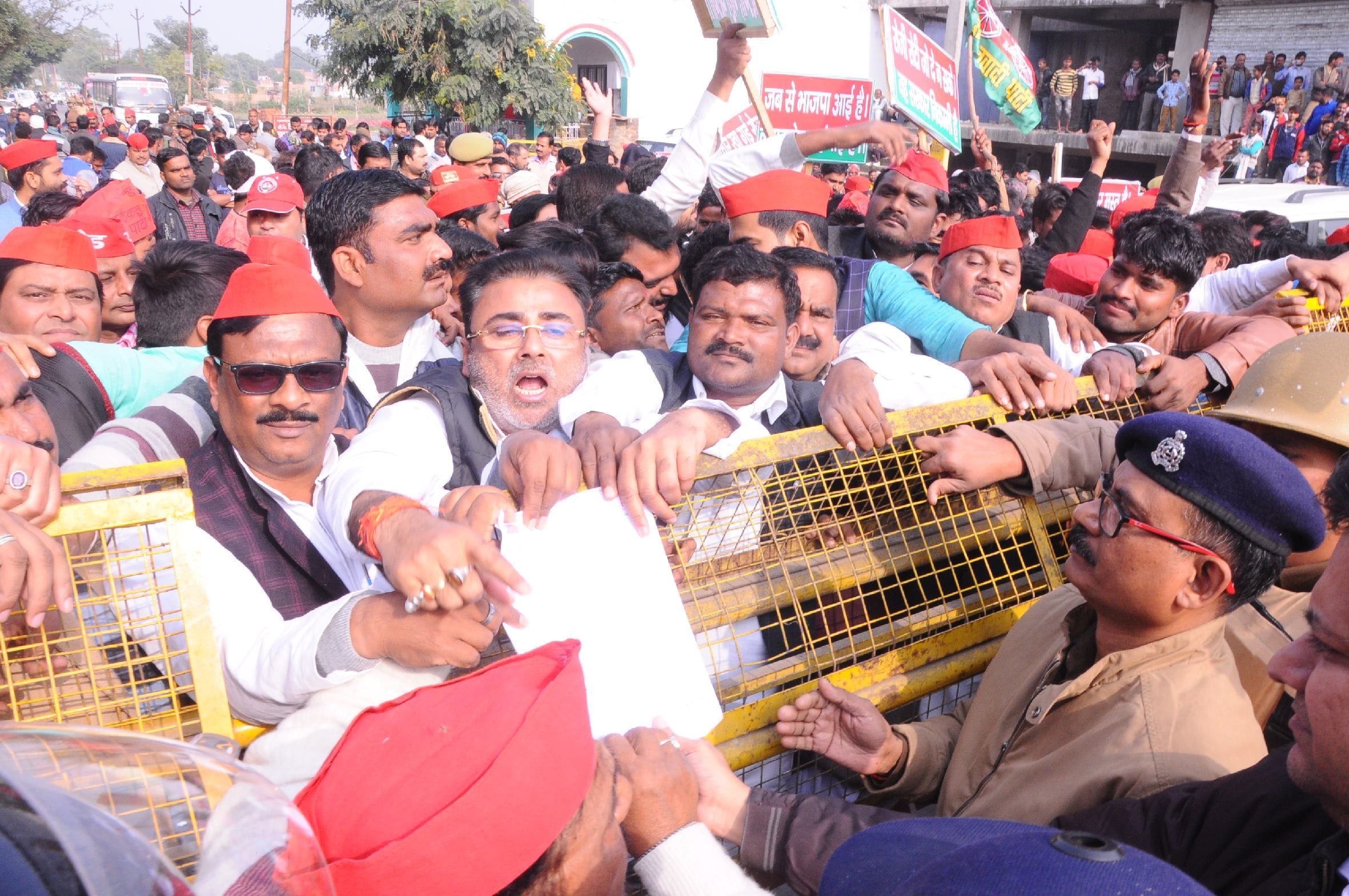बहराइच में गुरुवार को सपा कार्यालय के बाहर एनआरसी के विरोध में निकाले गए जुलूस के दौरान अधिकारी क बहराइच में गुरुवार को सपा कार्यालय के बाहर एनआरसी के विरोध में निकाले गए जुलूस के दौरान अधिकारी क