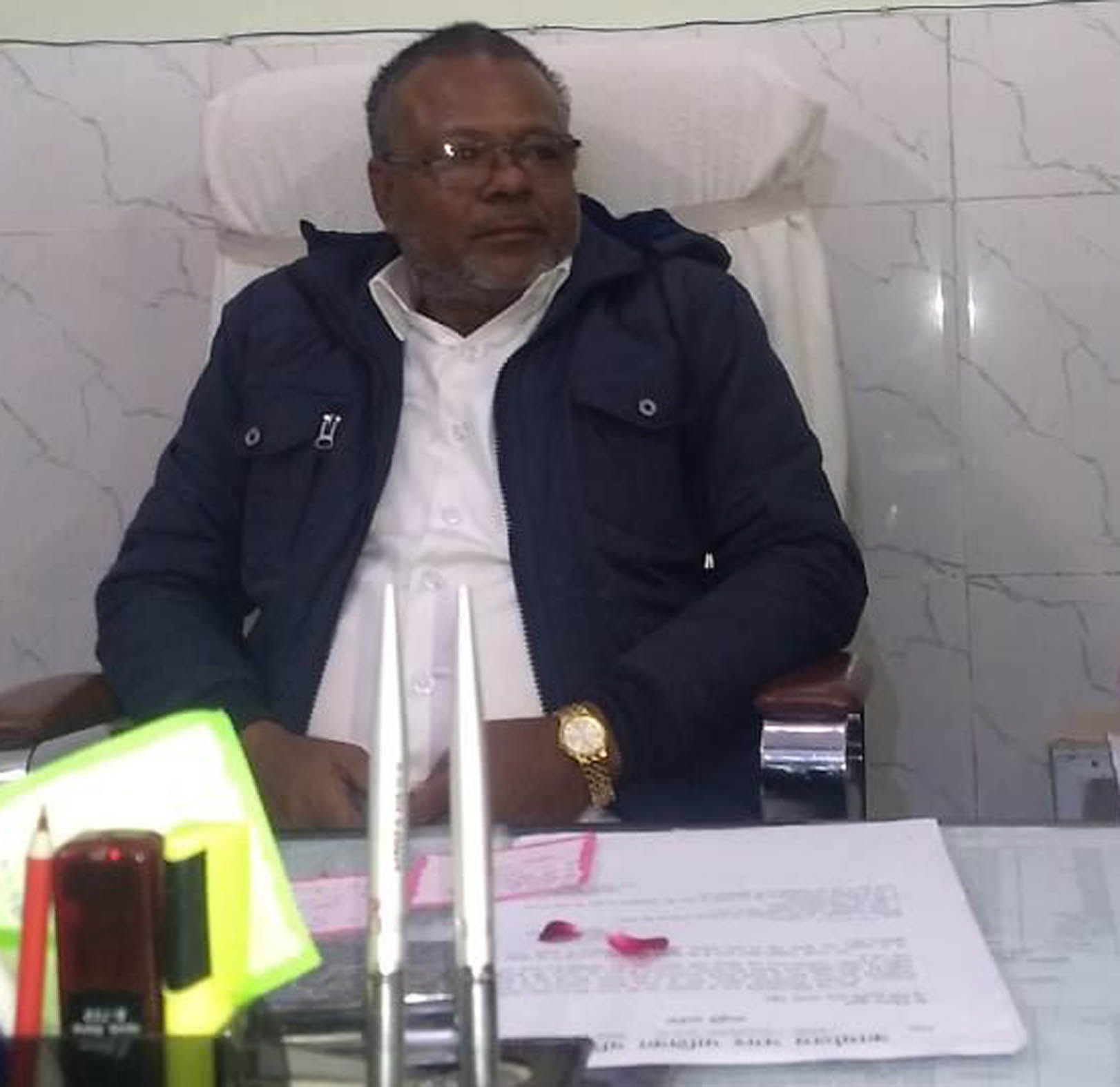 नगर पालिका अध्यक्ष की कुर्सी पर विराजमान सभासद अनवर अली। नगर पालिका अध्यक्ष की कुर्सी पर विराजमान सभासद अनवर अली।