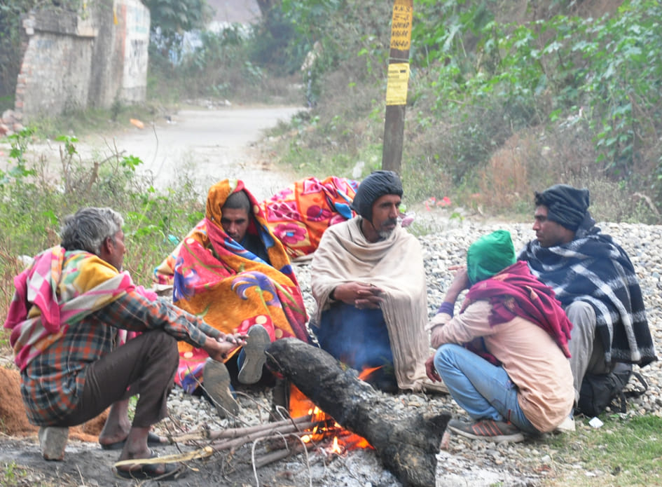 रेलवे रोड पर अलाव जलाकर ठंड से बचने की कोशिश करते लोग। रेलवे रोड पर अलाव जलाकर ठंड से बचने की कोशिश करते लोग।