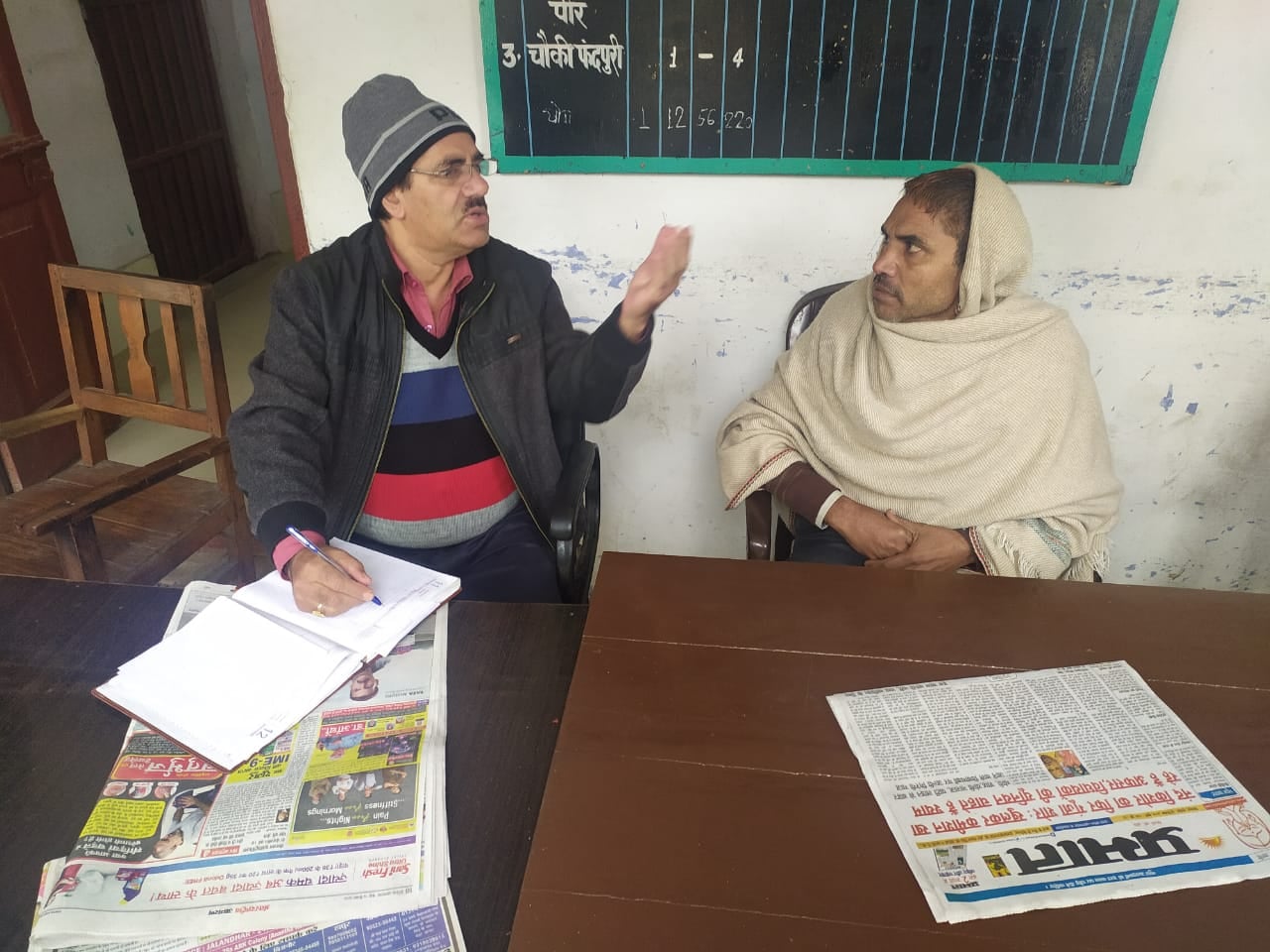 नकुड़ कोतवाली में युवक से पूछताछ करते नायब तहसीलदार अजब सिंह राणा नकुड़ कोतवाली में युवक से पूछताछ करते नायब तहसीलदार अजब सिंह राणा