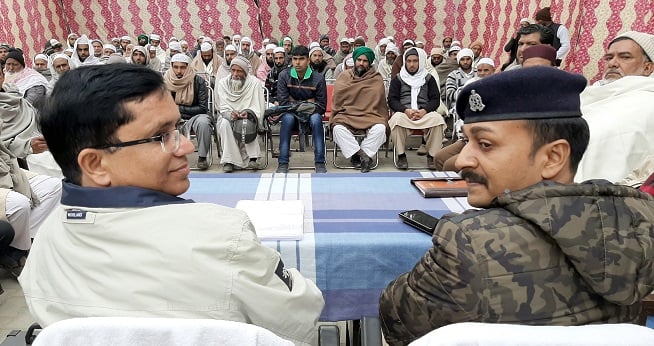 थाना चिलकाना में बैठक में उपस्थित अधिकारी एवं मदरसा संचालक।