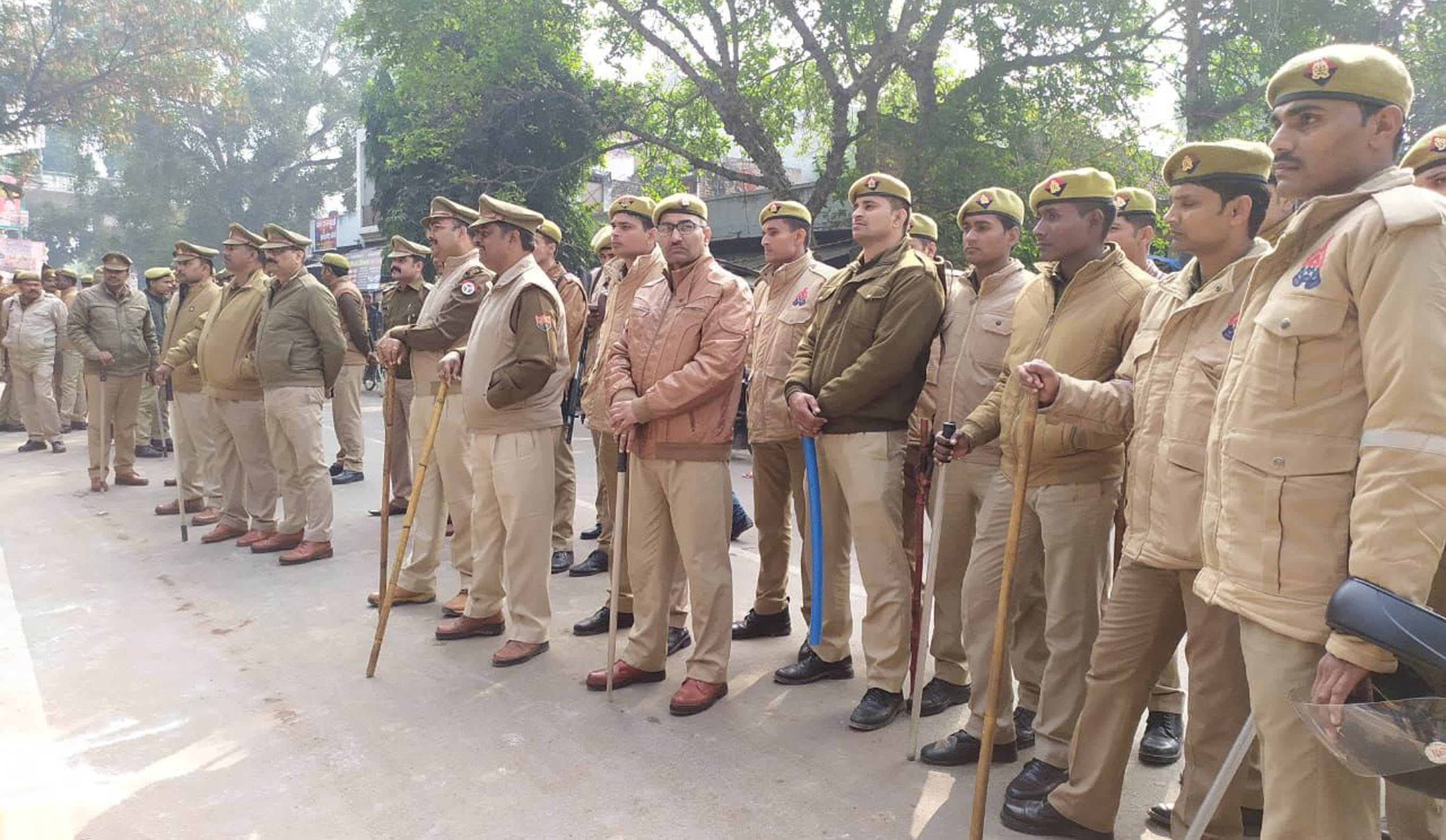 सपा के प्रदर्शन में तैनात पुलिस बल। सपा के प्रदर्शन में तैनात पुलिस बल।