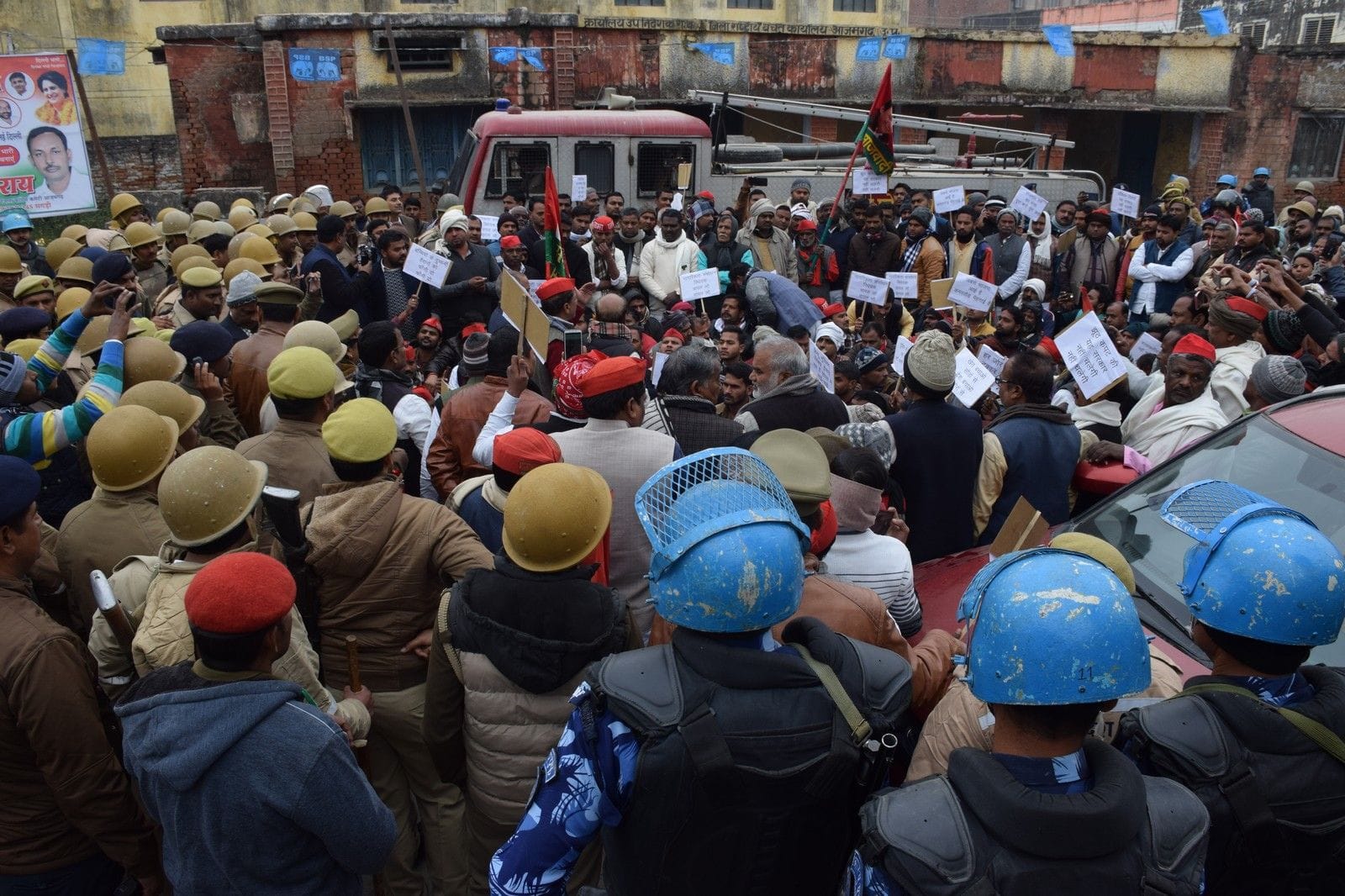 शहर के कलक्ट्रेट क्षेत्र में नागरिकता संशोधन विधेयक के विरोध में सपाइयों के प्रदर्शन के मद्देनज