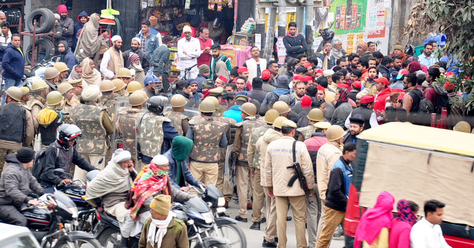नागरिकता संशोधन कानून के विरोध में सपा कार्यालय पर प्रदर्शनकारियों को घेरे खड़े सुरक्षा जवान। नागरिकता संशोधन कानून के विरोध में सपा कार्यालय पर प्रदर्शनकारियों को घेरे खड़े सुरक्षा जवान।