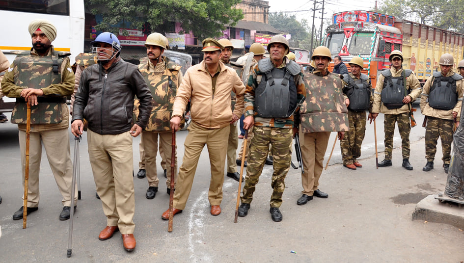 नागरिकता संशोधन कानून के विरोध में सपा कार्यालय पर प्रदर्शनकारियों को घेरे खड़े सुरक्षा जवान। नागरिकता संशोधन कानून के विरोध में सपा कार्यालय पर प्रदर्शनकारियों को घेरे खड़े सुरक्षा जवान।