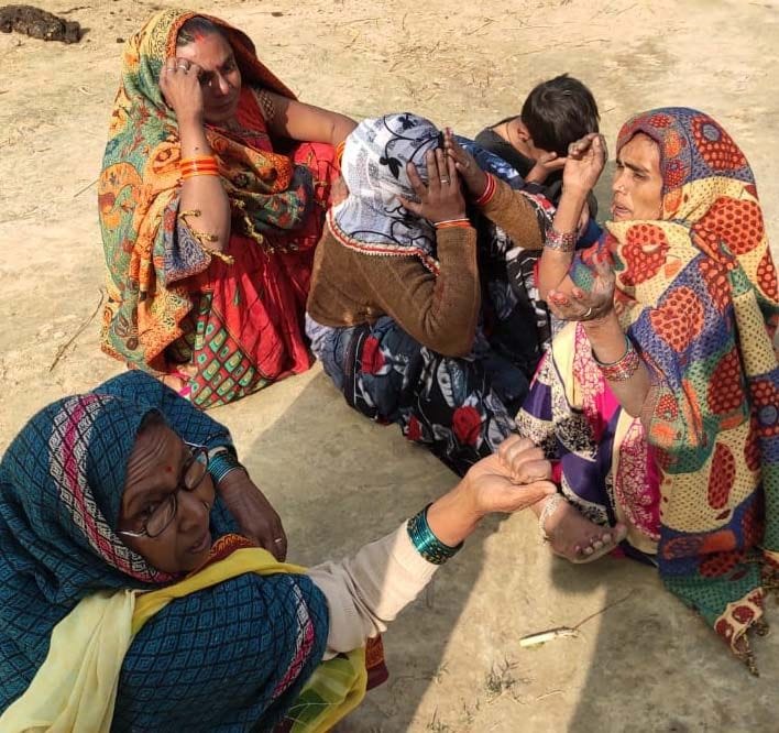 महेशगंज थाना क्षेत्र के अंजनी गांव में ट्रैंकर की चपेट में आने से बच्चे की मौत पर बिलखते परिजन। महेशगंज थाना क्षेत्र के अंजनी गांव में ट्रैंकर की चपेट में आने से बच्चे की मौत पर बिलखते परिजन।