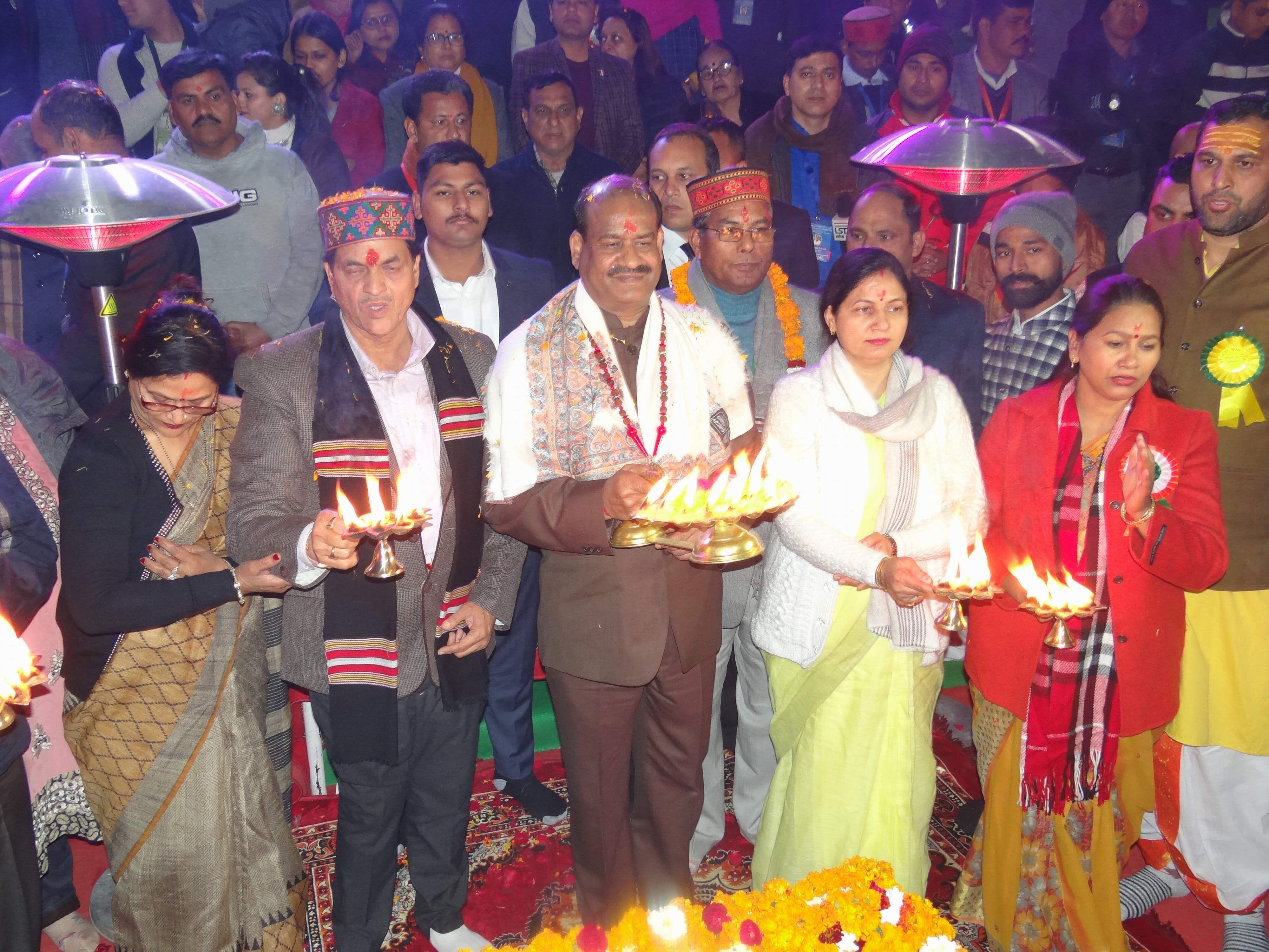 गंगा आरती करते लोस अध्यक्ष और अन्य पीठासीन अधिकारी। गंगा आरती करते लोस अध्यक्ष और अन्य पीठासीन अधिकारी।