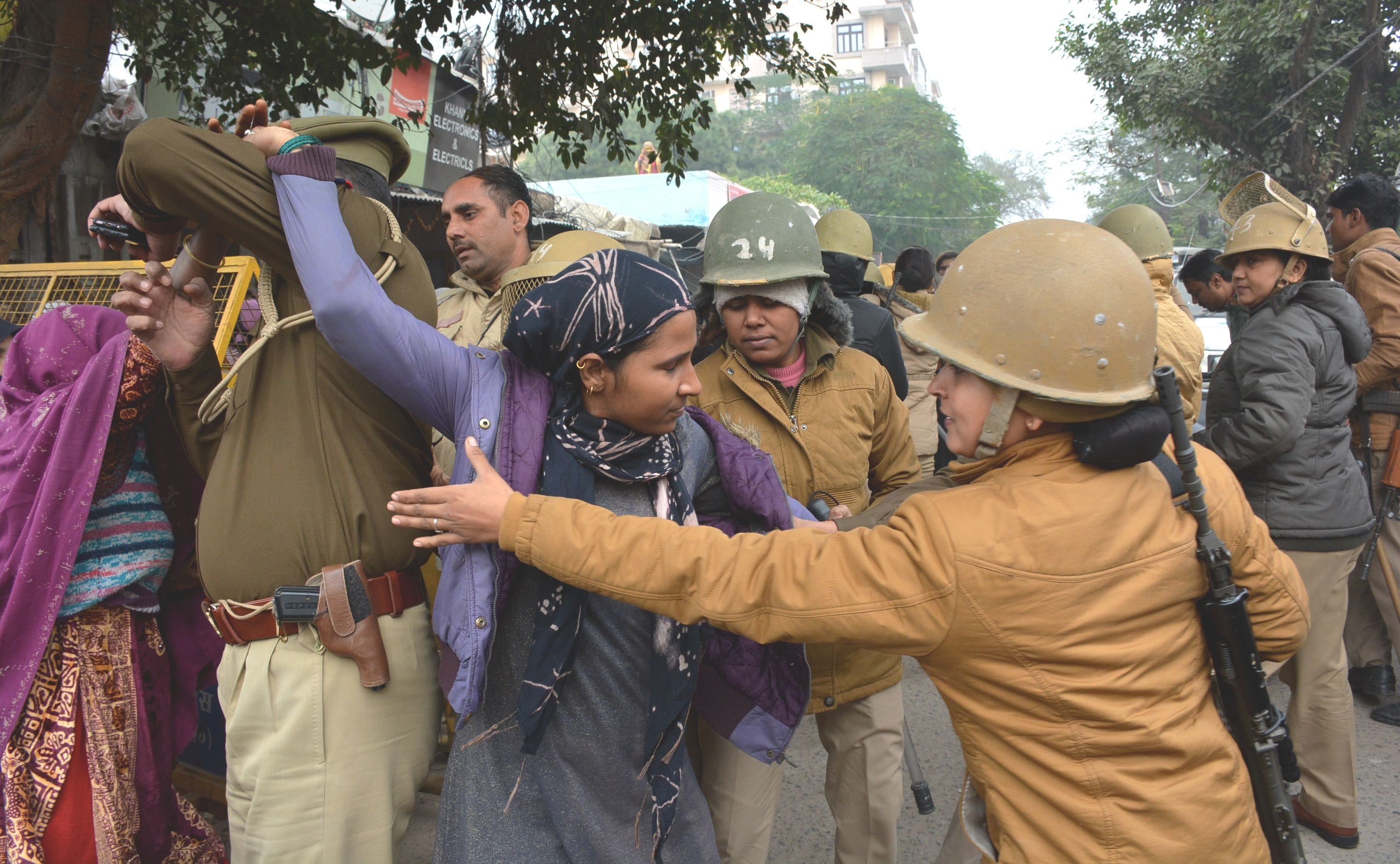 अलीगढ़ के केला चौराहे पर नागरिकता संशोधन कानून के विरोध में प्रदर्शन के दौरान महिलाओं ने पुलिस प?