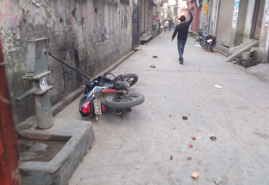 बिजनौर: नजीबाबाद के सुराही बाजार में पथराव के दोरान टूटी बाईक। बिजनौर: नजीबाबाद के सुराही बाजार में पथराव के दोरान टूटी बाईक।