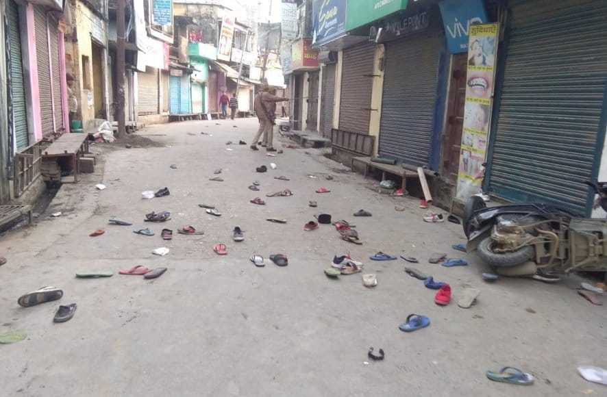 बिजनौर: नजीबाबाद के सुराही बाजार में लाठी चार्ज के बाद भगदड़ में छूटी चप्पले। बिजनौर: नजीबाबाद के सुराही बाजार में लाठी चार्ज के बाद भगदड़ में छूटी चप्पले।