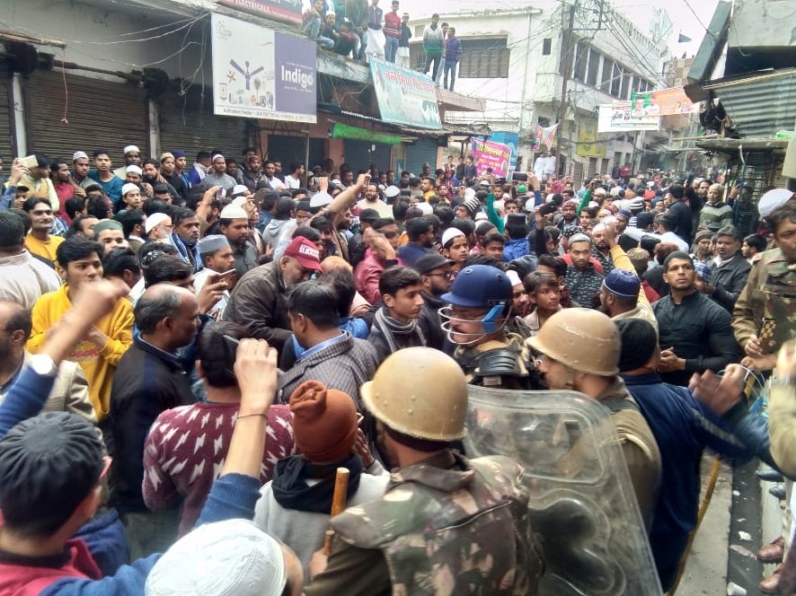 बिजनौर: नजीबाबाद के मछली बाजार में विरोध करती भीड़। बिजनौर: नजीबाबाद के मछली बाजार में विरोध करती भीड़।