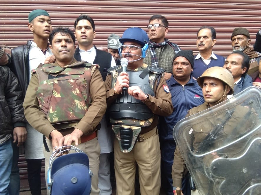 बिजनौर: नजीबाबाद में लोगों को समझाते सीओ प्रवीण कुमार और थानाप्रभारी संजय पांचाल। बिजनौर: नजीबाबाद में लोगों को समझाते सीओ प्रवीण कुमार और थानाप्रभारी संजय पांचाल।