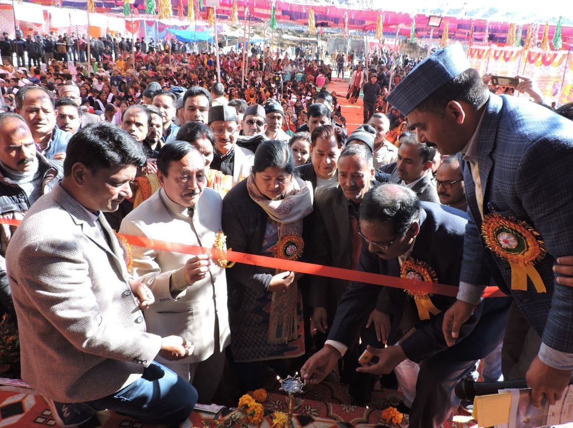बागेश्वर के कांडा महोत्सव का शुभारंभ करतीं जिला पंचायत अध्यक्ष बसंती देव एवं अन्य।