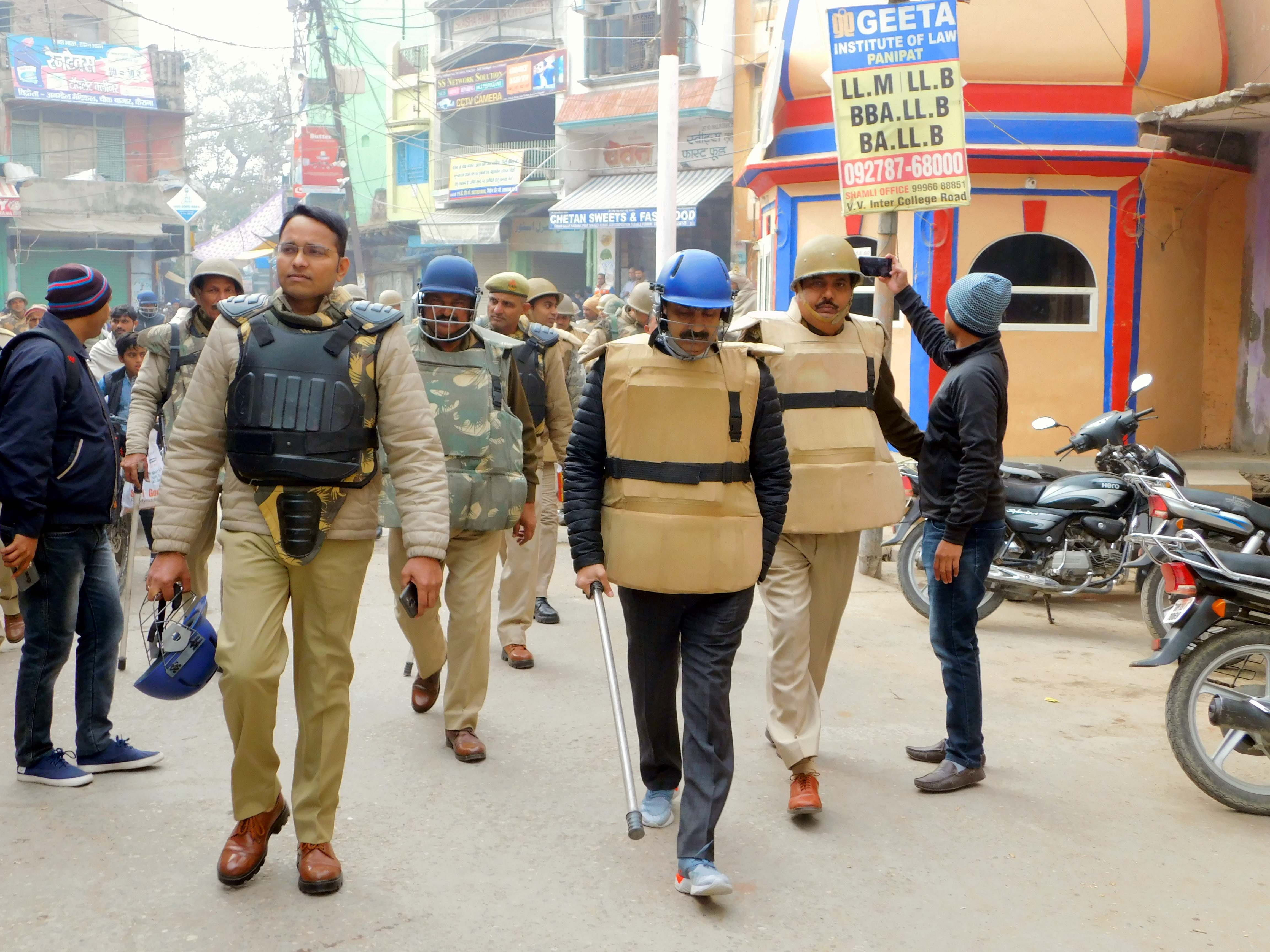 कैराना चौक बाजार में पैदल गश्त करते डीएम और एसपी कैराना चौक बाजार में पैदल गश्त करते डीएम और एसपी
