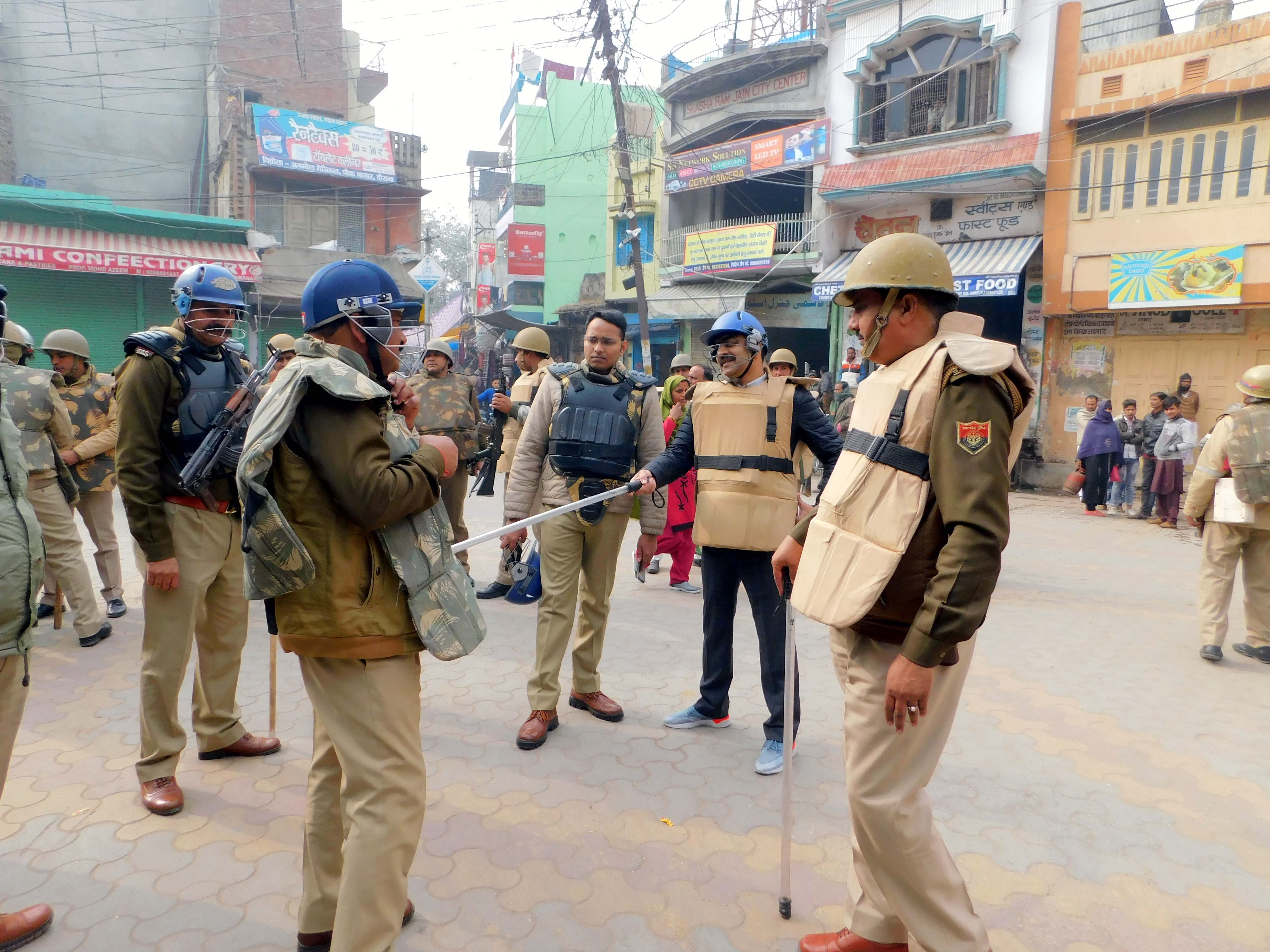कैराना चौक बाजार में पैदल गश्त करते डीएम और एसपी कैराना चौक बाजार में पैदल गश्त करते डीएम और एसपी