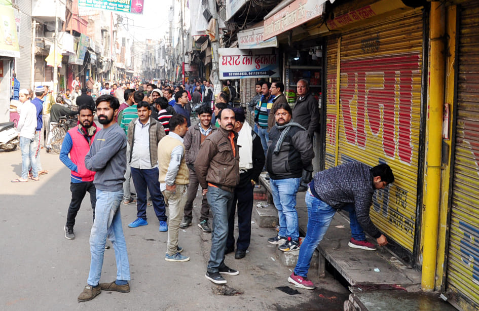 जामा मस्जिद पर प्रदर्शन के दौरान दुकाने बंद करते व्यापारी जामा मस्जिद पर प्रदर्शन के दौरान दुकाने बंद करते व्यापारी