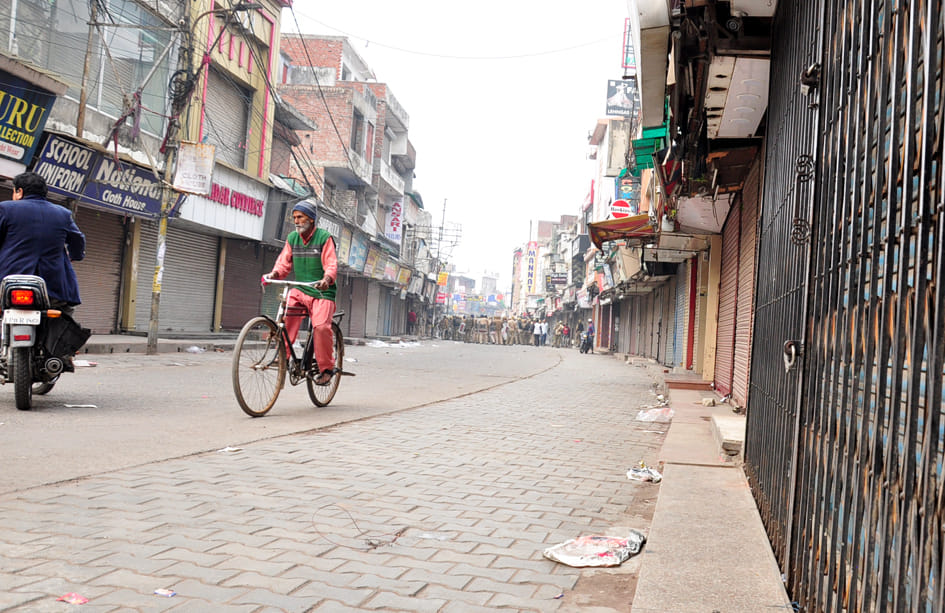 बंद पडा नहरू मार्किट में पसरा सन्नाटा। बंद पडा नहरू मार्किट में पसरा सन्नाटा।