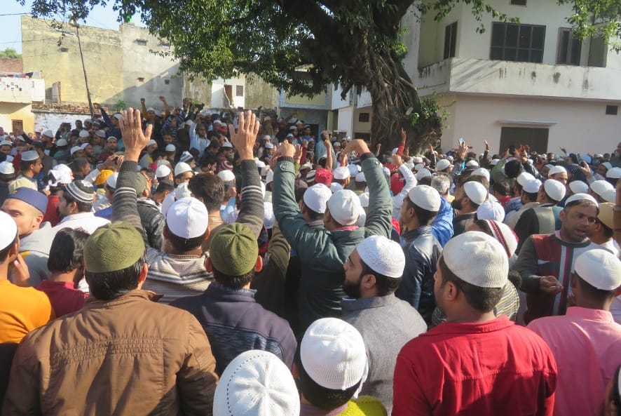 नजीबाबाद की जामा मस्जिद में नमाज के बाद विरोध प्रदर्शन करती भीड़। नजीबाबाद की जामा मस्जिद में नमाज के बाद विरोध प्रदर्शन करती भीड़।