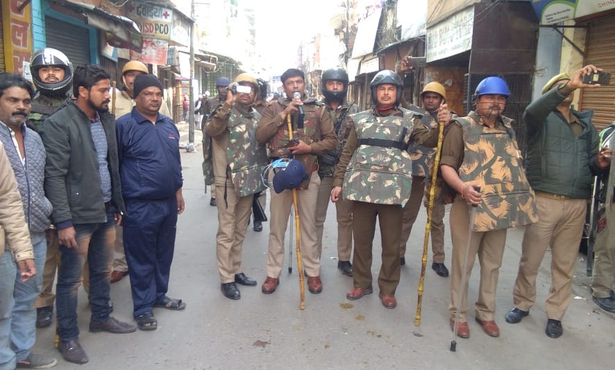 नजीबाबाद के मछली बाजार में लोगो को समझाते थानाप्रभारी संजय पांचाल। नजीबाबाद के मछली बाजार में लोगो को समझाते थानाप्रभारी संजय पांचाल।