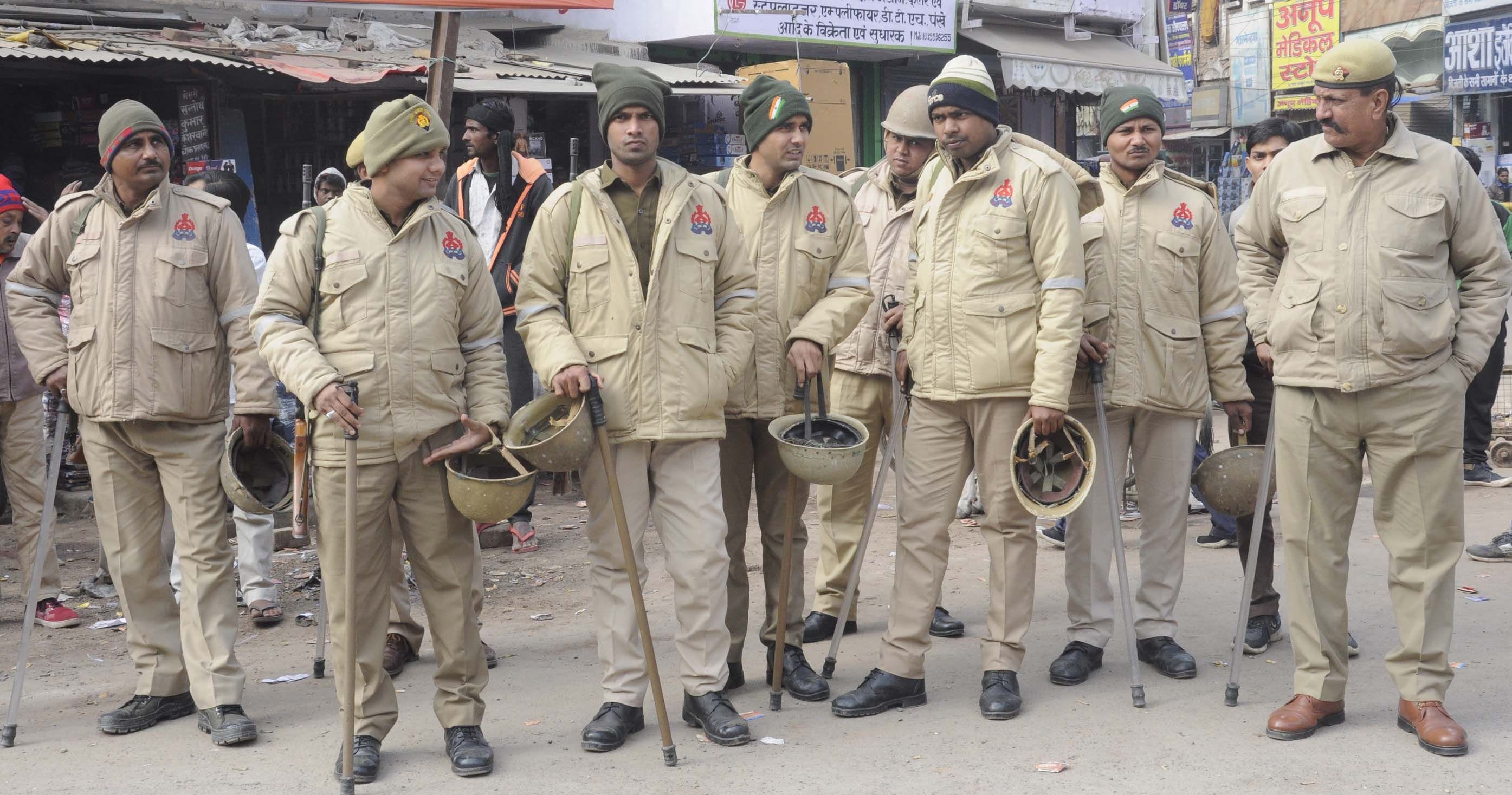चौक में सपा के प्रदर्शन के मद्देनजर तैनात पीएसी। चौक में सपा के प्रदर्शन के मद्देनजर तैनात पीएसी।