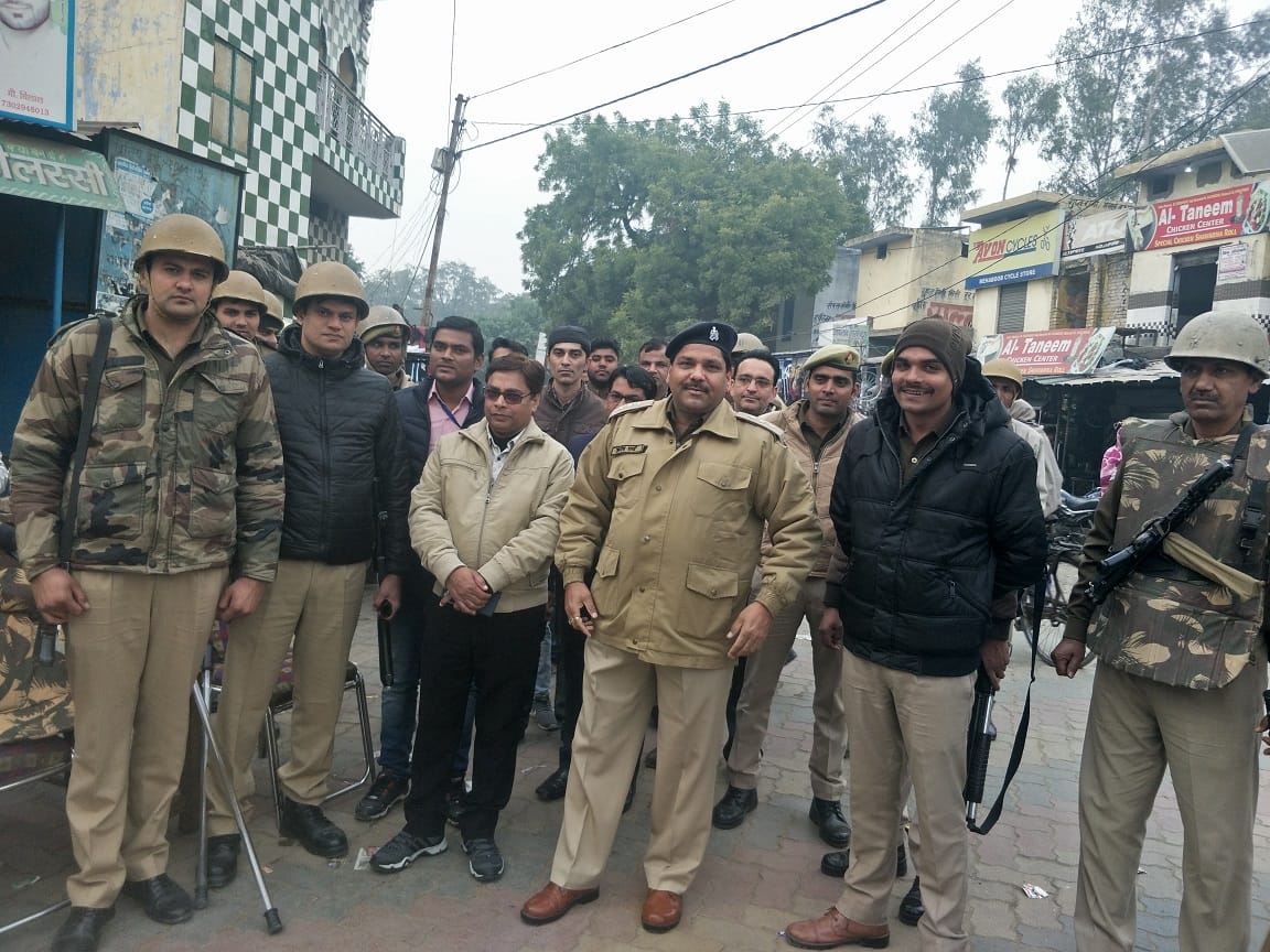 गंगोह में गस्त करते पूर्व चेयरमैन नोमान मसूद एसडीएम एवं सीओ व पुलिस गंगोह में गस्त करते पूर्व चेयरमैन नोमान मसूद एसडीएम एवं सीओ व पुलिस