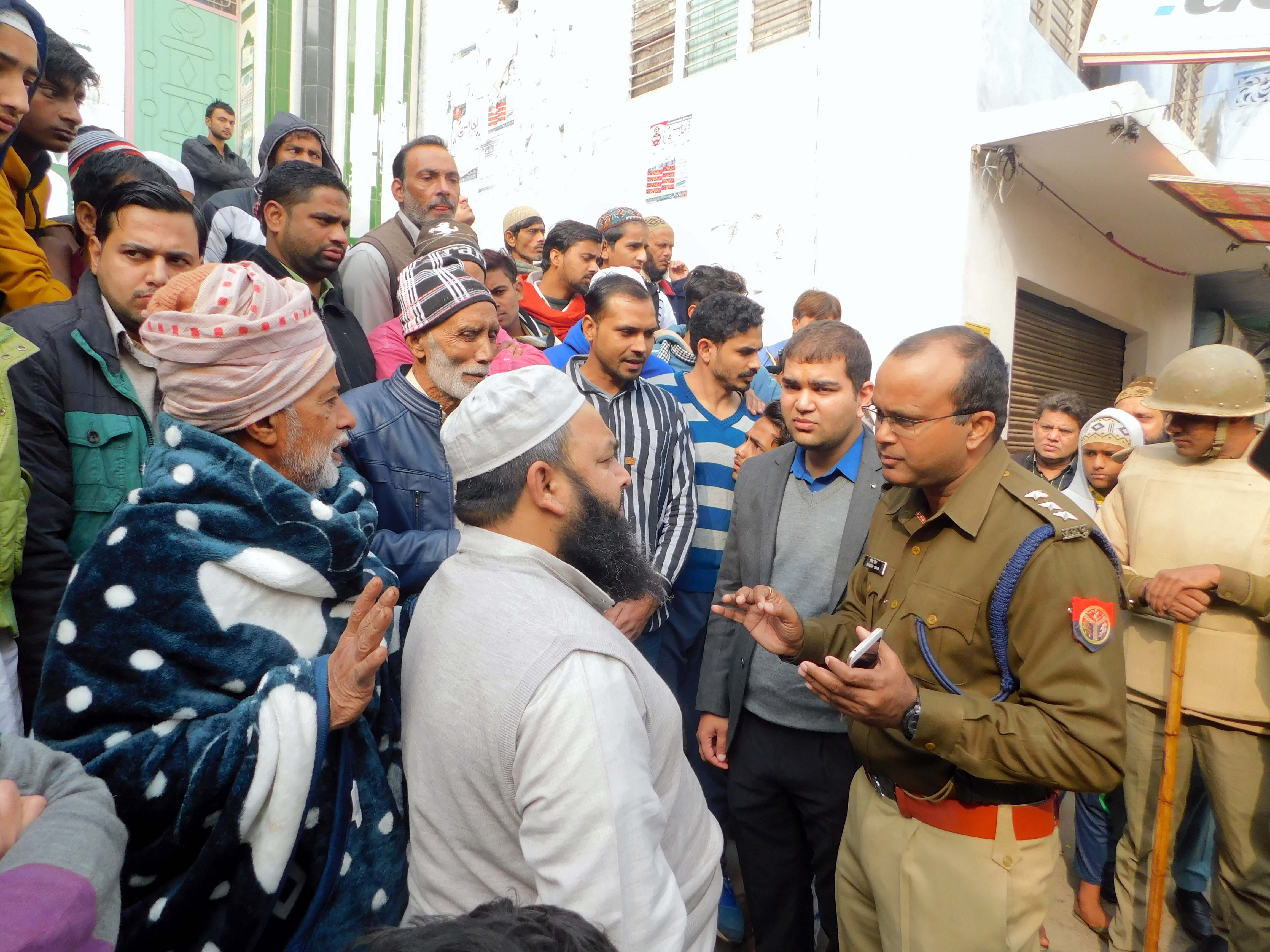 कैराना में जामा मस्जिद के शाही इमाम मौलाना ताहिर से बात करते एसडीएम डा अमित पाल शर्मा और सीओ प्रद? कैराना में जामा मस्जिद के शाही इमाम मौलाना ताहिर से बात करते एसडीएम डा अमित पाल शर्मा और सीओ प्रद?