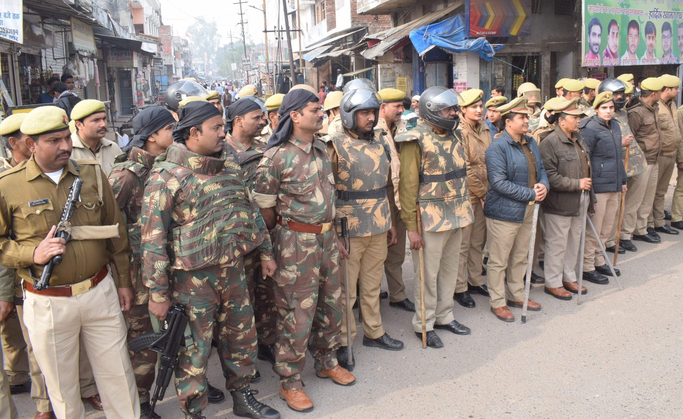 हरदोई के मुन्ने मियां चौराहा के निकट मौजूद पुलिस बल। संवाद न्यूज एजेंसी हरदोई के मुन्ने मियां चौराहा के निकट मौजूद पुलिस बल। संवाद न्यूज एजेंसी
