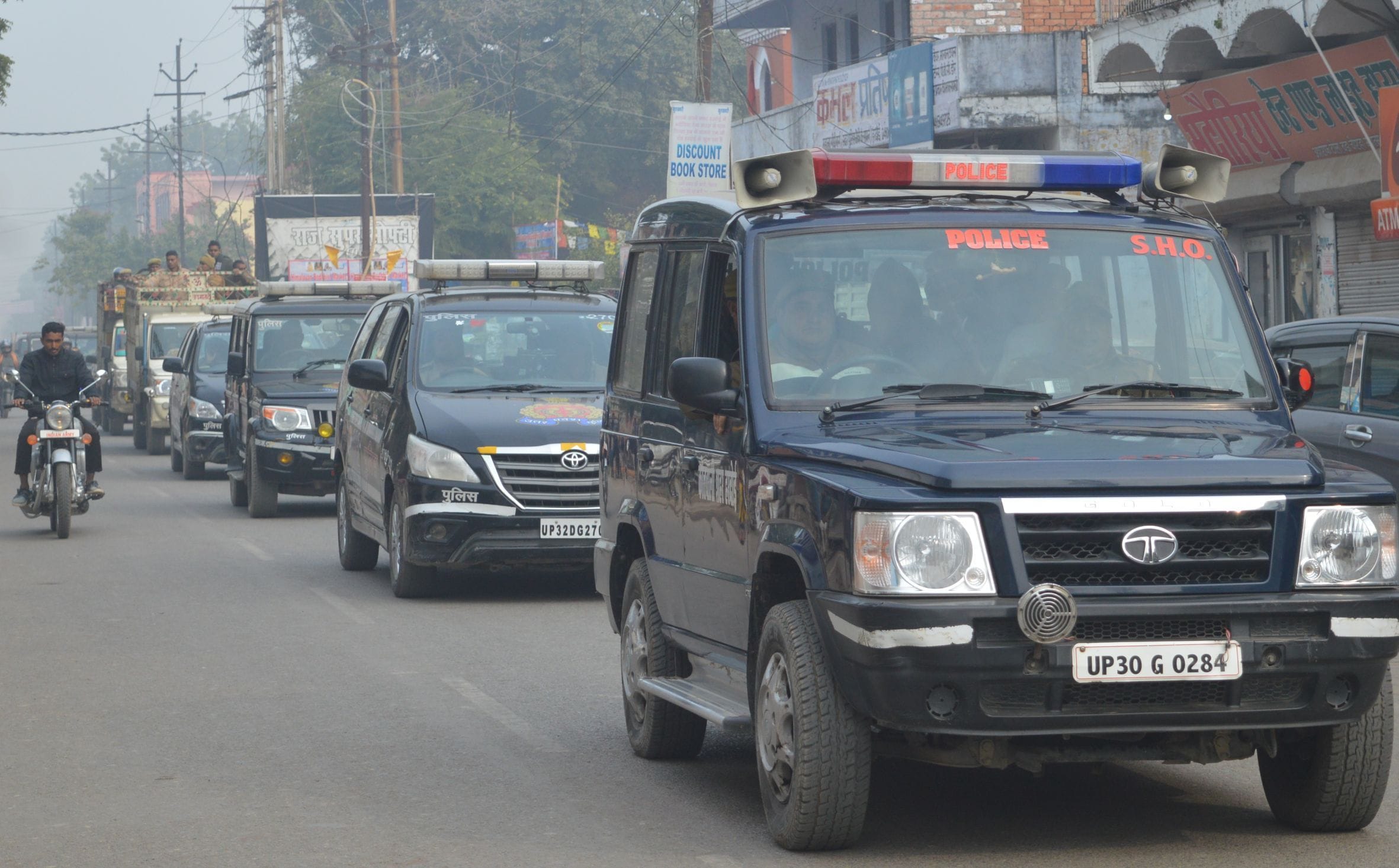 हरदोई शहर में महात्मा गांधी मार्ग पर निकलते पुलिस के वाहन। संवाद न्यूज एजेंसी हरदोई शहर में महात्मा गांधी मार्ग पर निकलते पुलिस के वाहन। संवाद न्यूज एजेंसी