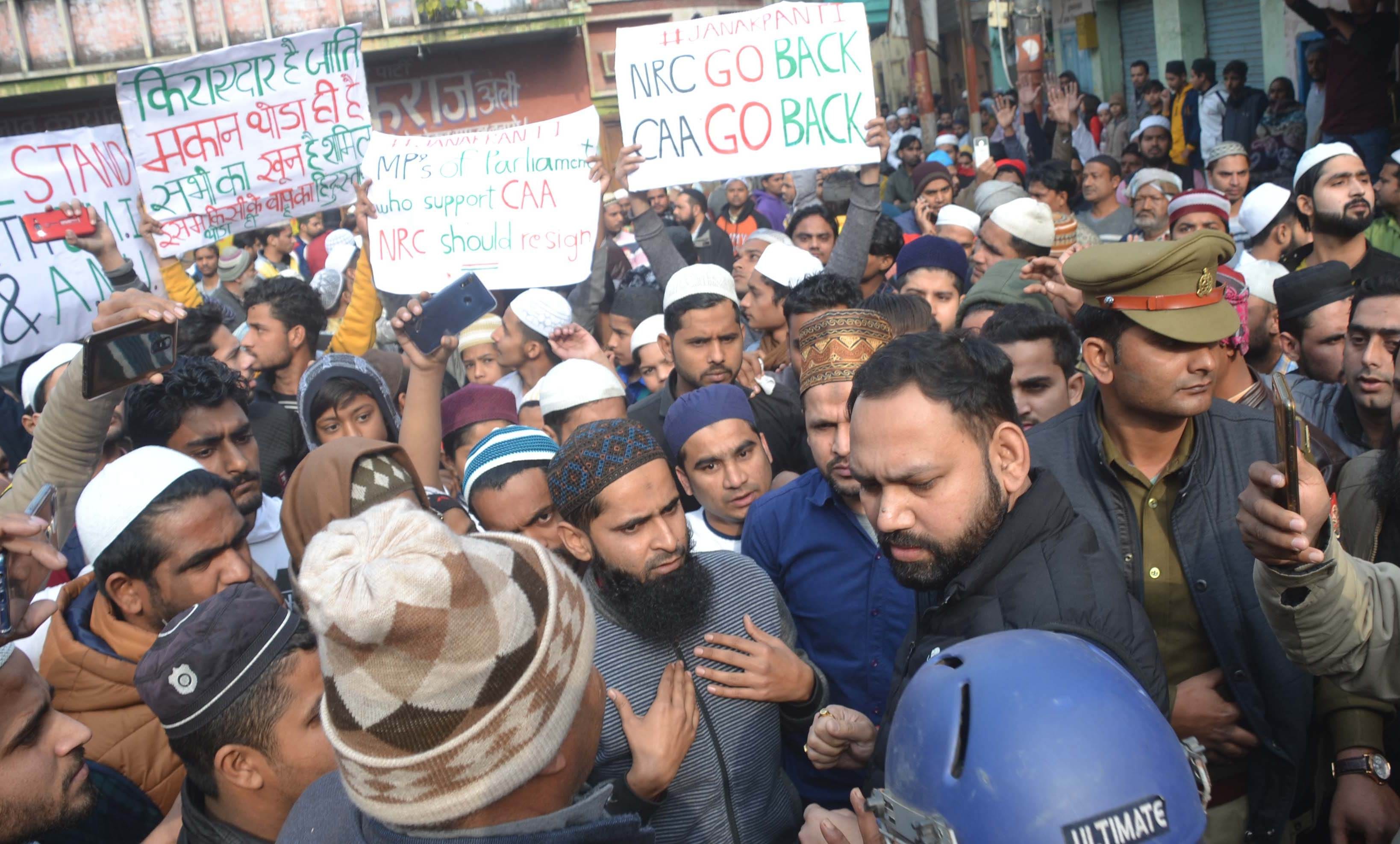 शामली स्थित आजाद चौक में हंगामा कर रहे प्रदर्शनकारियों को समझाते एडीएम अरविंद कुमार। शामली स्थित आजाद चौक में हंगामा कर रहे प्रदर्शनकारियों को समझाते एडीएम अरविंद कुमार।