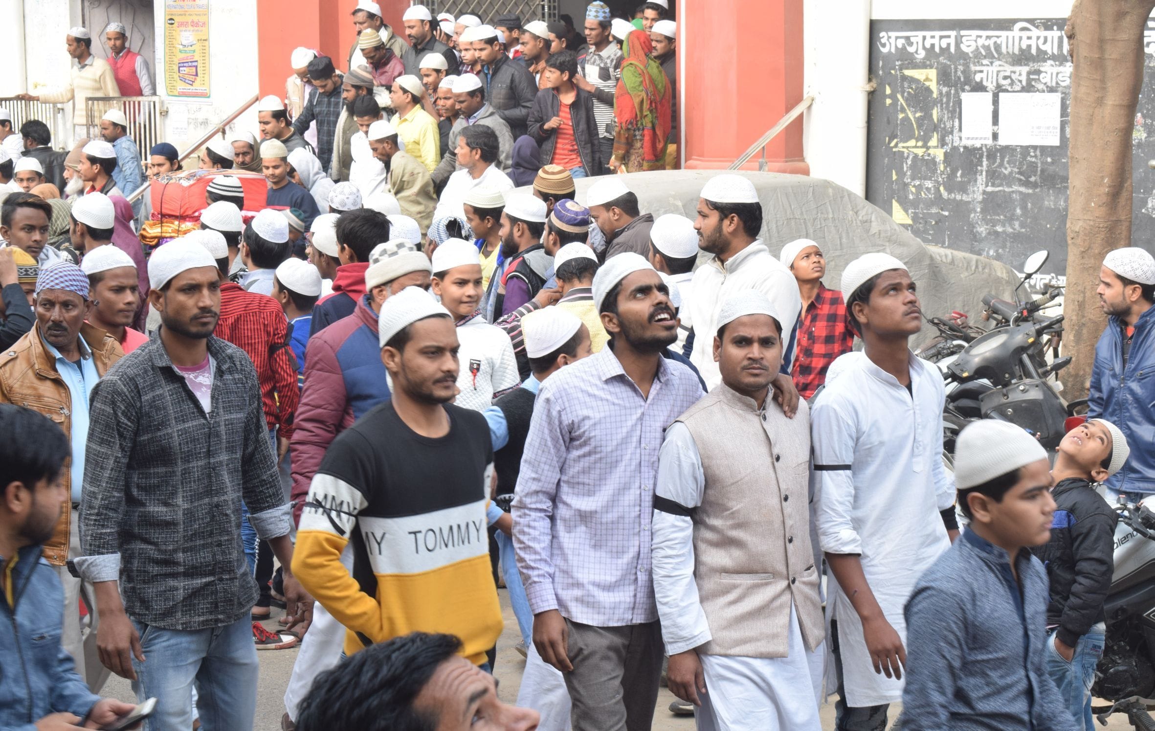 जामा मस्जिद से निकलते नमाजियों के हाथ में बंधी नजर आईं काली पट्टी। संवाद न्यूज एजेंसी जामा मस्जिद से निकलते नमाजियों के हाथ में बंधी नजर आईं काली पट्टी। संवाद न्यूज एजेंसी