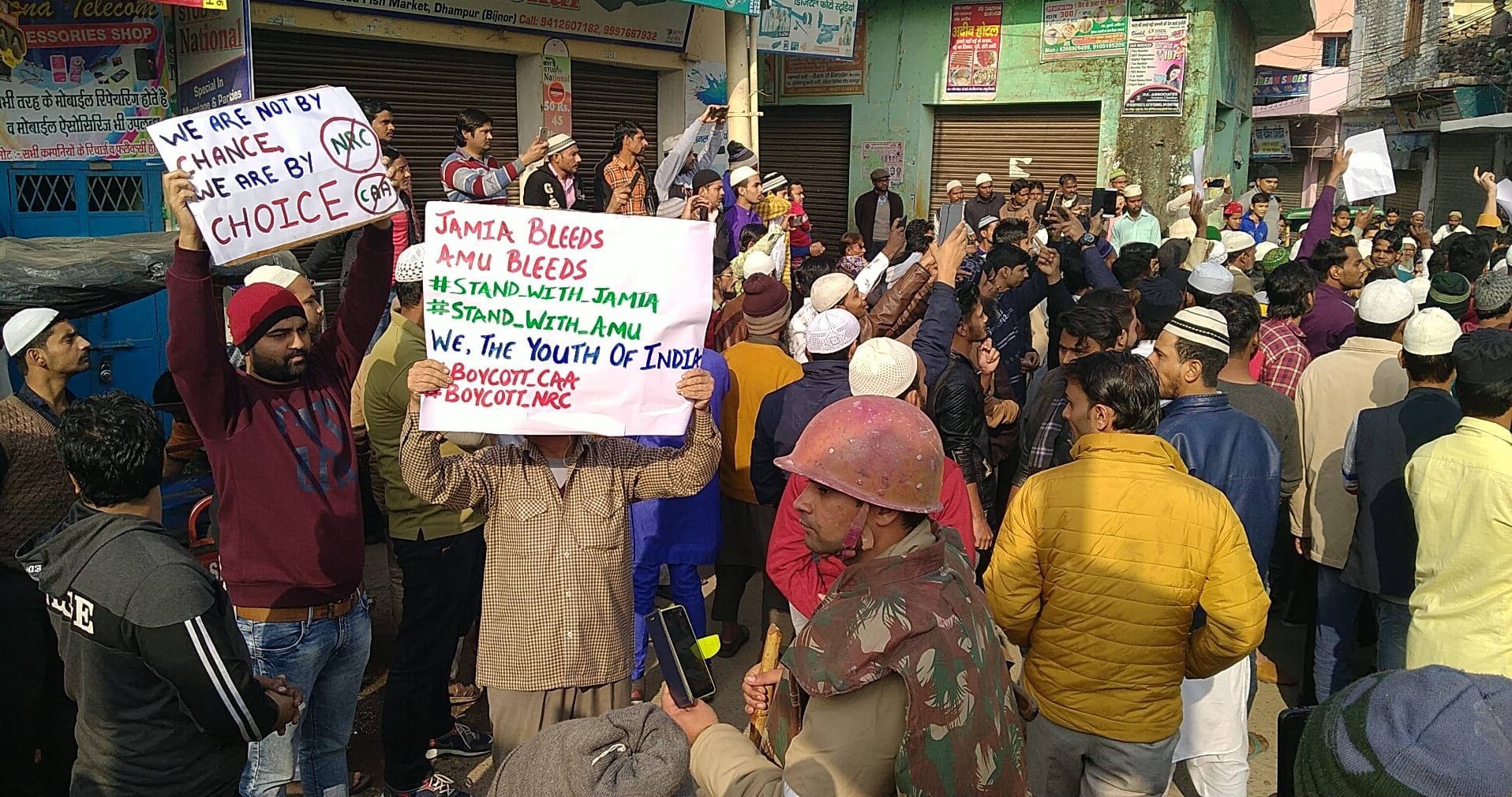 धामपुर मछली बाजार में प्रदर्शन करते प्रदर्शनकारी। धामपुर मछली बाजार में प्रदर्शन करते प्रदर्शनकारी।