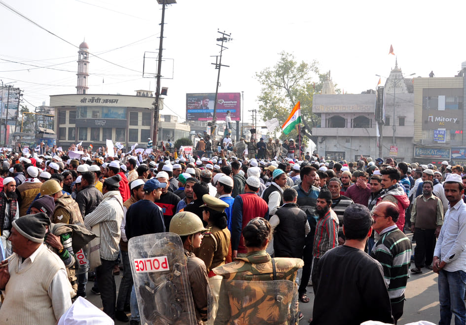 घंटाघर स्थित पर मुस्लिम समाज के प्रदर्शन के दौरान एक तरफ मन्दिर एक तरफ मस्जिद बीच मे लहराता तिंरग घंटाघर स्थित पर मुस्लिम समाज के प्रदर्शन के दौरान एक तरफ मन्दिर एक तरफ मस्जिद बीच मे लहराता तिंरग