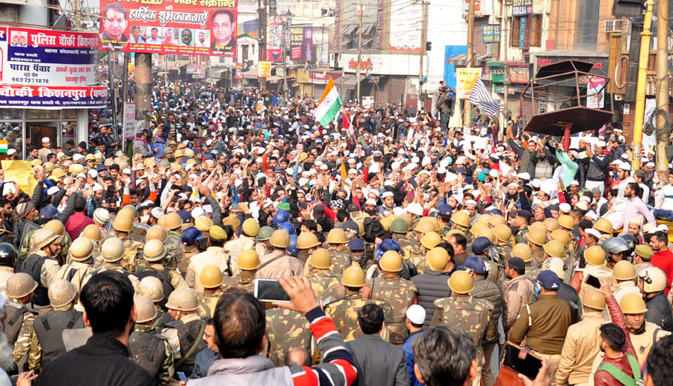 घंटाघर पर प्रदर्शन करते मुस्लिम समाज के लोग को पीछे हटाती पुलिस और सुरक्षाबल घंटाघर पर प्रदर्शन करते मुस्लिम समाज के लोग को पीछे हटाती पुलिस और सुरक्षाबल