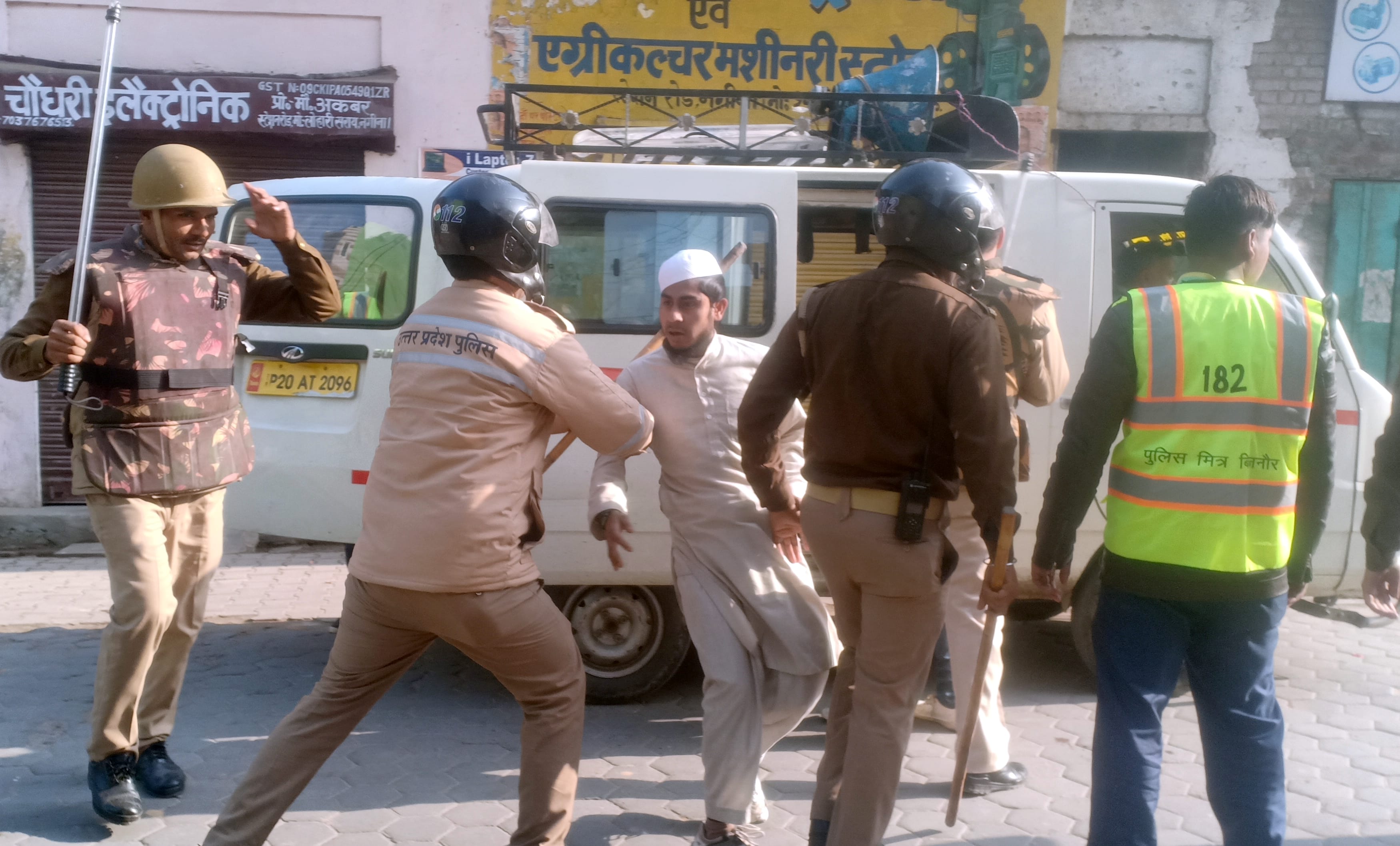 नगीना में प्रदर्शन करने वालों पर लाठीचार्ज करती पुलिस। नगीना में प्रदर्शन करने वालों पर लाठीचार्ज करती पुलिस।