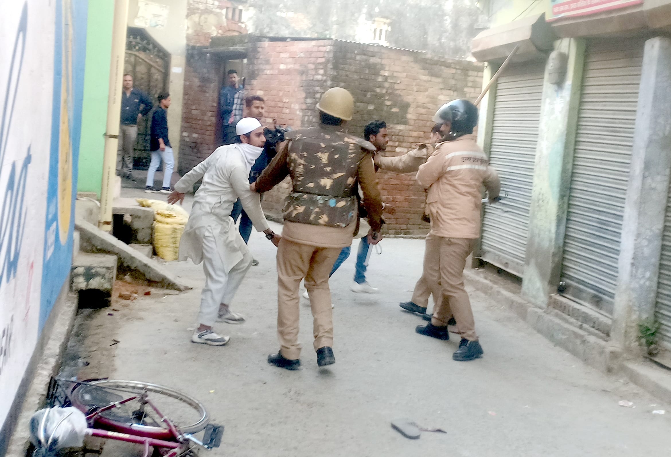 नगीना में प्रदर्शन करने वालों पर लाठीचार्ज करती पुलिस। नगीना में प्रदर्शन करने वालों पर लाठीचार्ज करती पुलिस।