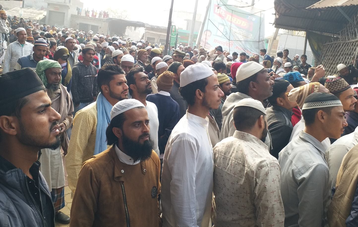 झिंझाना में तिरंगा लेकर विरोध प्रदर्शन करते मुस्लिम लोग झिंझाना में तिरंगा लेकर विरोध प्रदर्शन करते मुस्लिम लोग