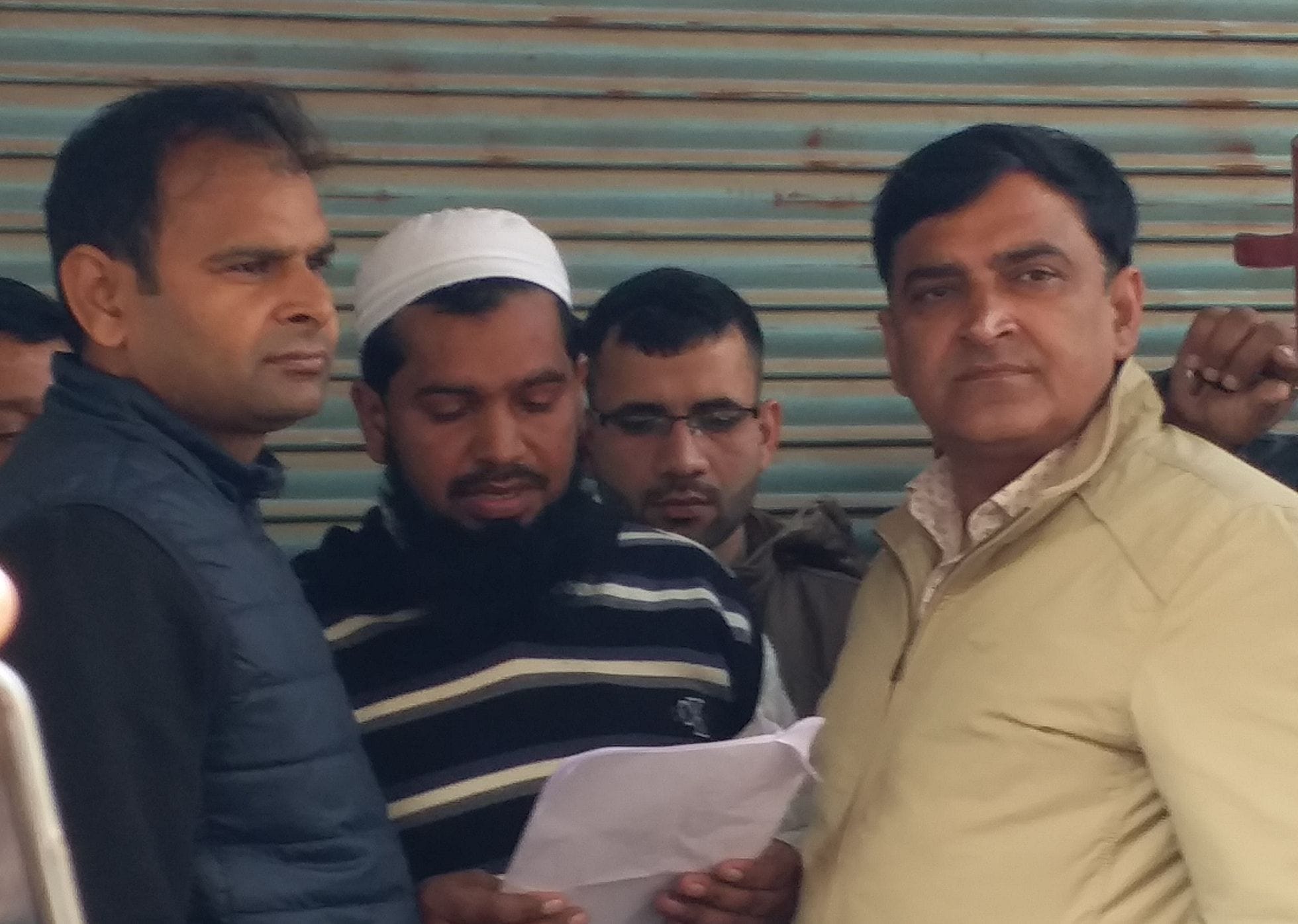 झिंझाना में तहसीलदार को ज्ञापन देते मुस्लिम लोग झिंझाना में तहसीलदार को ज्ञापन देते मुस्लिम लोग