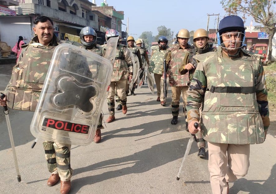 मंडावली में मार्च पास निकालते पुलिस कर्मी। मंडावली में मार्च पास निकालते पुलिस कर्मी।