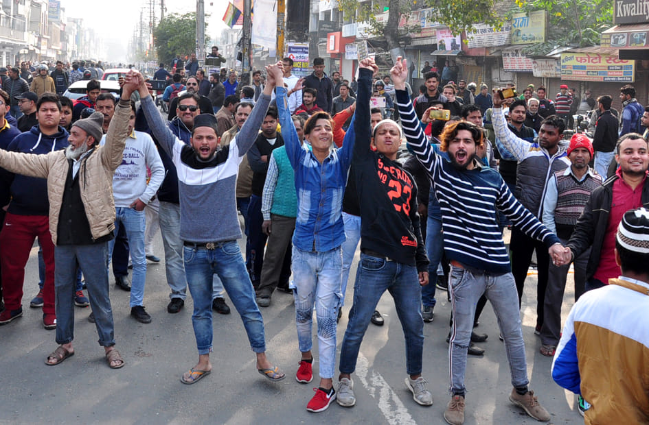 घंटाघर पर प्रदर्शन करते मुस्लिम समाज के लोग घंटाघर पर प्रदर्शन करते मुस्लिम समाज के लोग